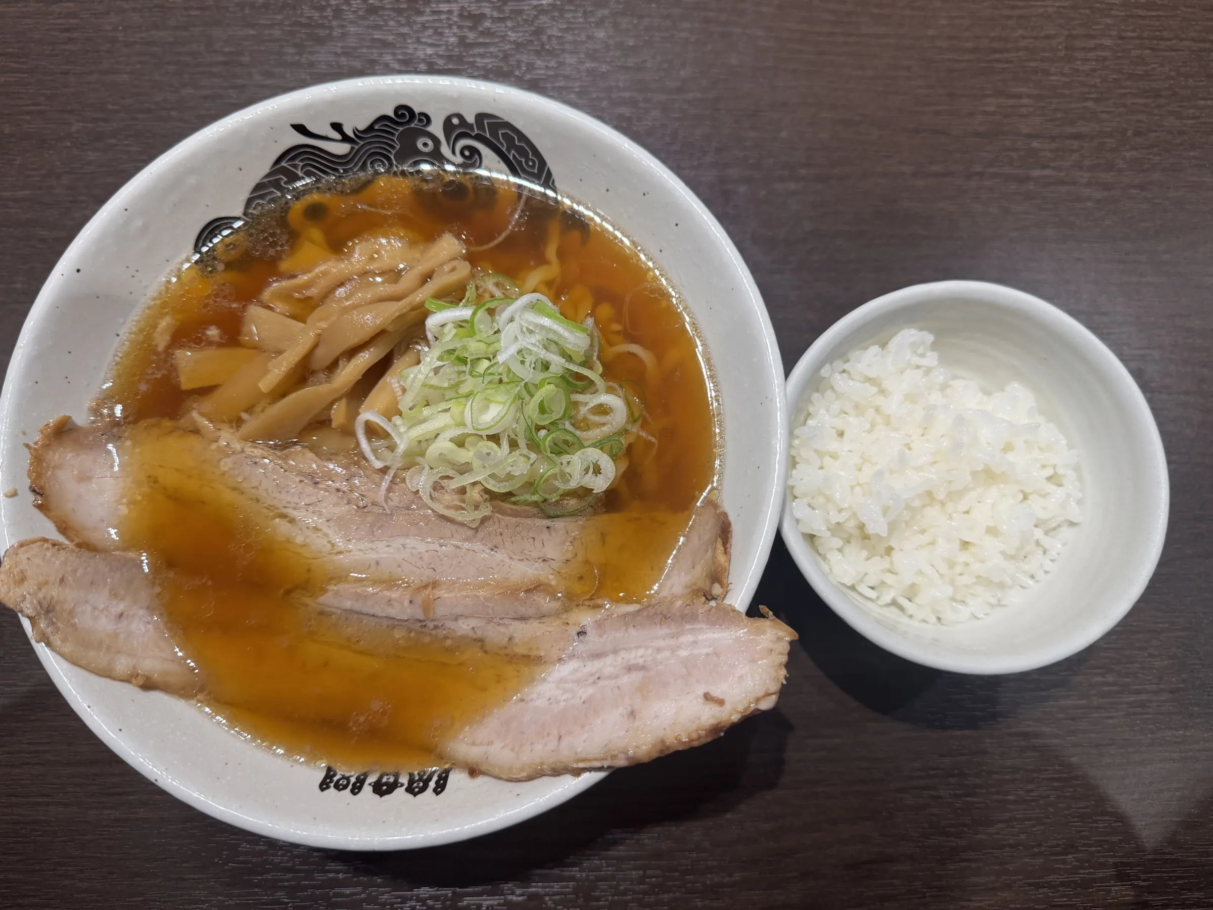 東京ラーメンストリートの「ご当地ラーメンチャレンジ」第3弾として、福島・喜多方ラーメンの名店「食堂はせ川」が11月23日までの期間限定でオープンした。黃信維