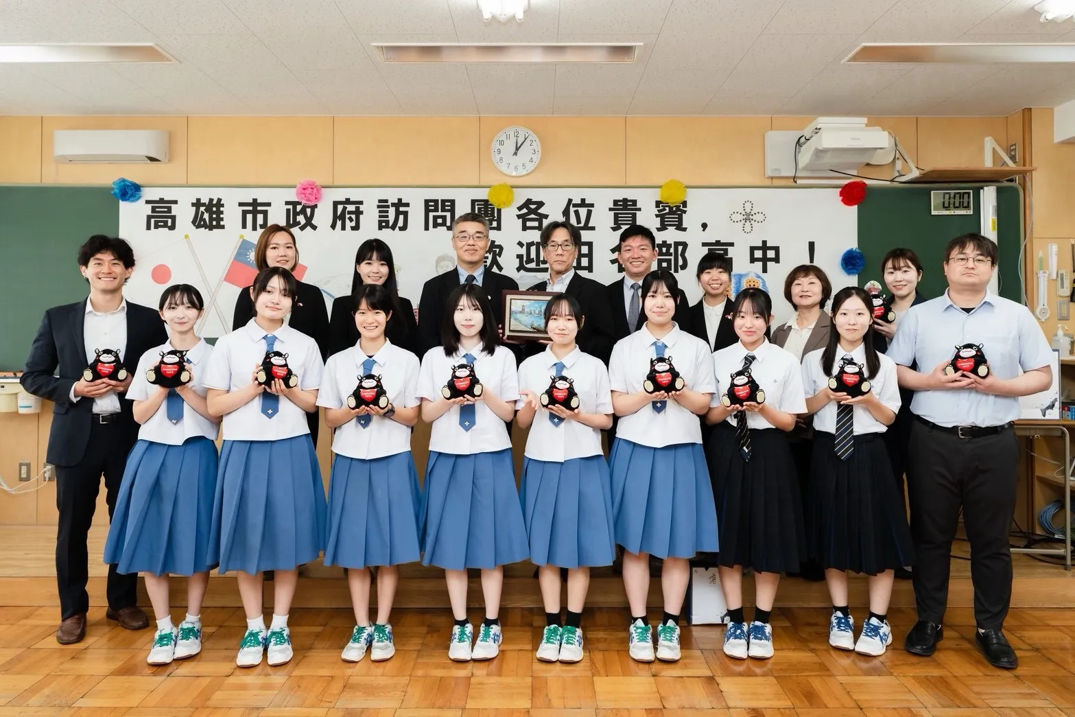 李懷仁副市長率團至田名部高校參訪交流，並與學校師生合影。（圖/高市教育局提供）