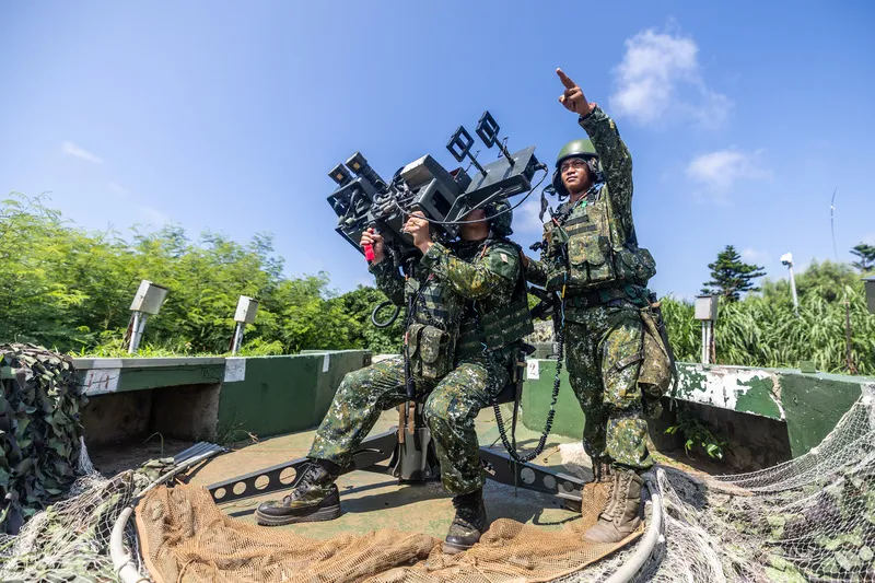 漢光演習　澎湖第一作戰區防空接戰操演（1） 國軍漢光42號實兵演習持續進行，澎湖第一作戰區6日實施防空接戰程序演練，官兵進入戰術位置，操作雙聯裝刺針飛彈系統，並依指揮命令完成武器啟動、目標接獲及模擬接戰等程序。（軍聞社提供）中央社115年8月6日