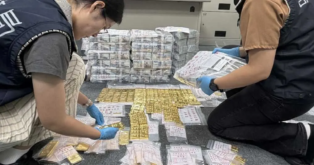 20260806-調查局偵破知名律師勾結宗教大師詐騙慈濟購買10億元疫苗，得手後利用黃金洗錢，辦案人員查扣158公斤黃金條，市值逾6億元。（調查局提供）