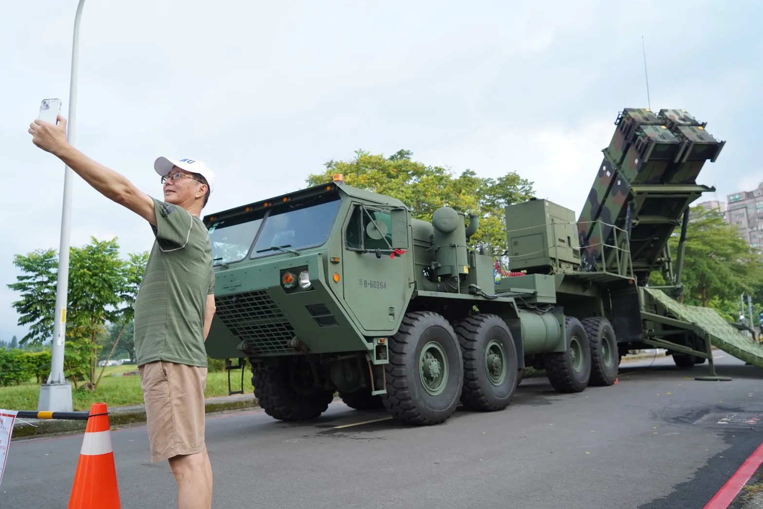 20260806-漢光42號實兵演練第二天，空軍防空部隊機動進駐大台北地區戰術位置，民眾拿起手機與愛國者三型飛彈自拍。（張曜麟攝）
