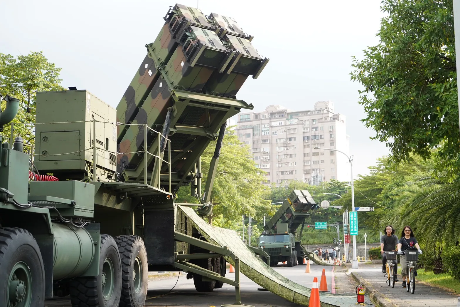 20260806-漢光42號實兵演練第二天，空軍防空部隊機動進駐大台北地區戰術位置，愛國者三型飛彈（前）與愛國者二型飛彈（後）。（張曜麟攝）