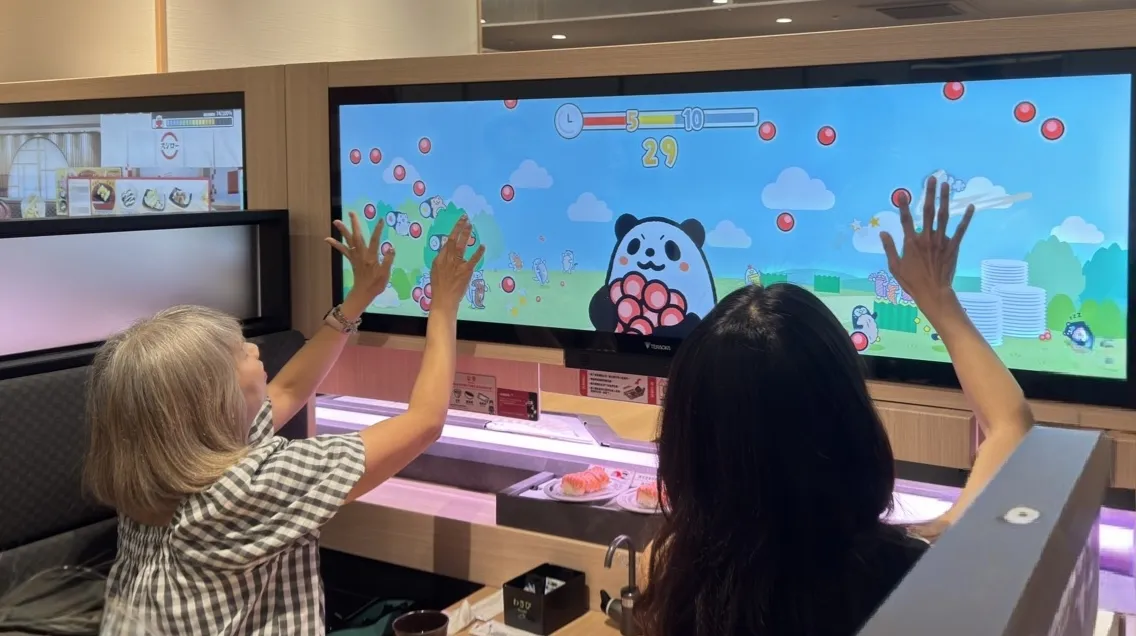 DIGIRO以「逛盤體驗數位化」為核心，導入150公分大型數位點餐螢幕、數位迴轉鏈及互動遊戲，讓消費者透過直覺式介面點餐。（圖/徐炳文攝）