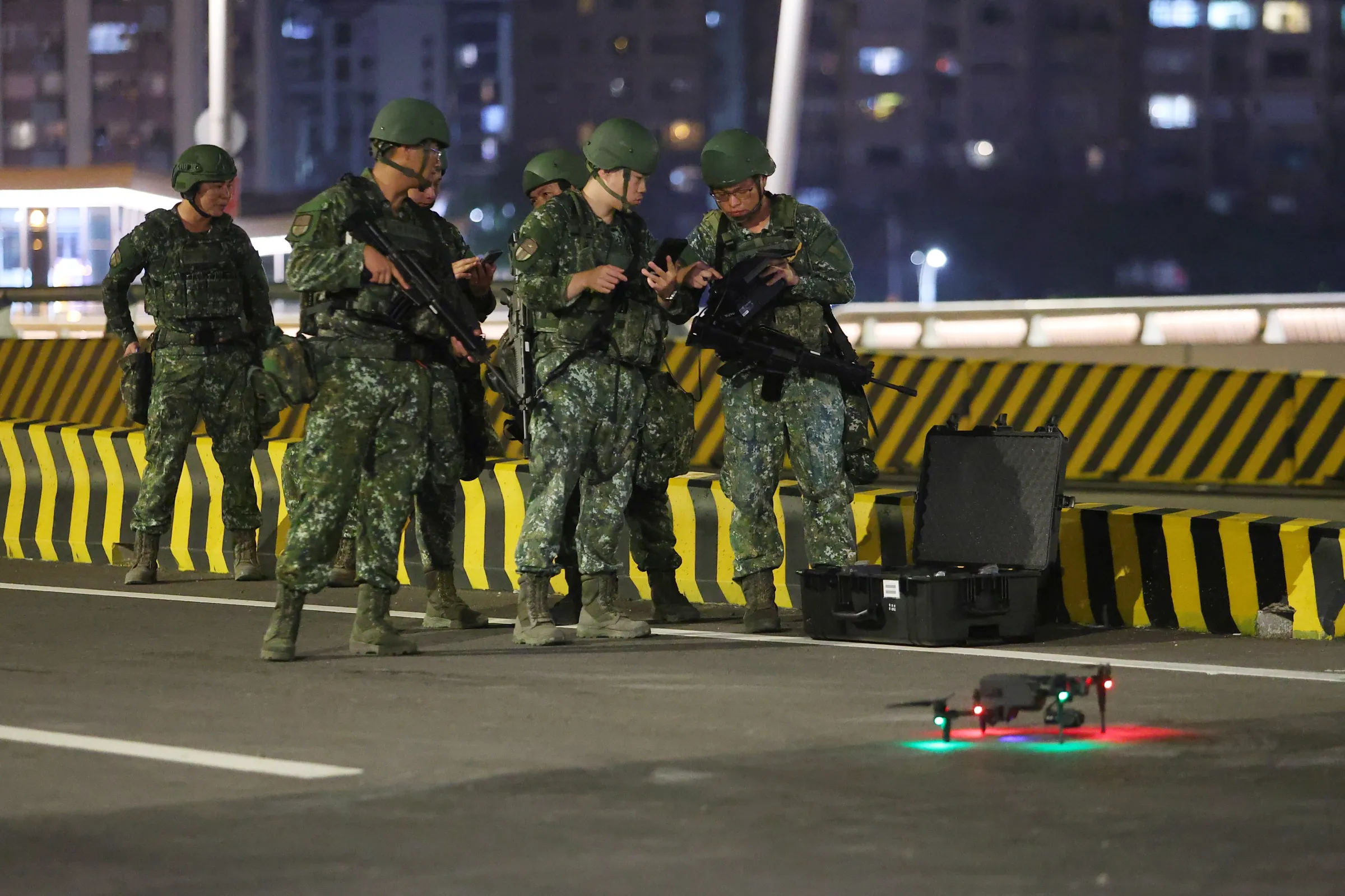 台湾軍の「共通作戦状況図」は、ドローンのキルチェーンを機能させる重要な前提となる。写真は2026年8月6日、台湾軍の年次演習「漢光42号」の実動演練で、淡江大橋の上で中光電（コアトロニック）製の超小型監視・偵察ドローンを操作する第53工兵群（資料写真、顔麟宇撮影）