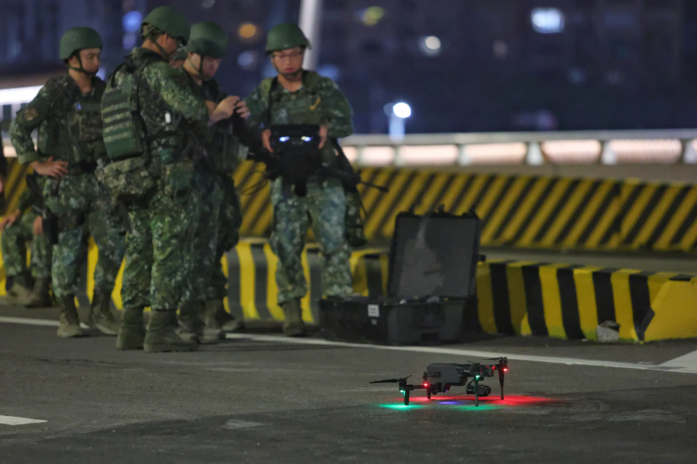 20260806-國軍「漢光42號」演習實兵演練，53工兵群於淡江大橋上操作中光電微型監偵無人機。（顏麟宇攝） 