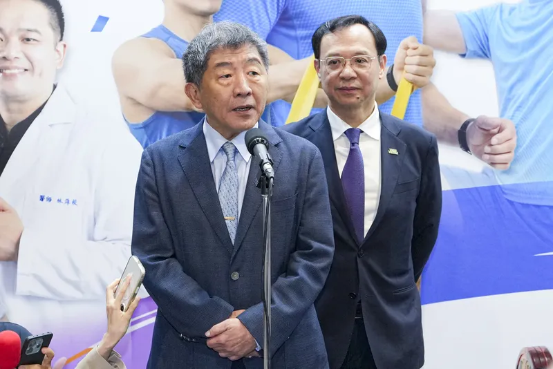 遭抹黑擋疫苗　陳時中籲不實指控者應道歉 慈濟基金會在COVID-19疫情期間採購BNT疫苗，遭詐騙逾新台幣10億元。行政院政務委員陳時中（左）7日在台北受訪表示，當初做出不實指控者應向社會道歉；衛福部長石崇良（右）則說，過多的政治語言，是對政策推動的最大障礙。中央社記者鄭清元攝115年8月7日