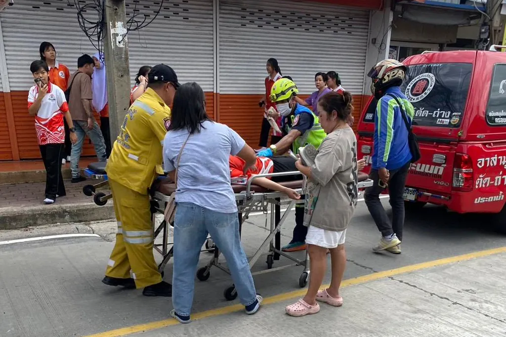 泰國曼谷郊區、暖武里府南部的邦格雷區一所中學發生槍擊案，少年槍手射殺至少5名師生。（美聯社）