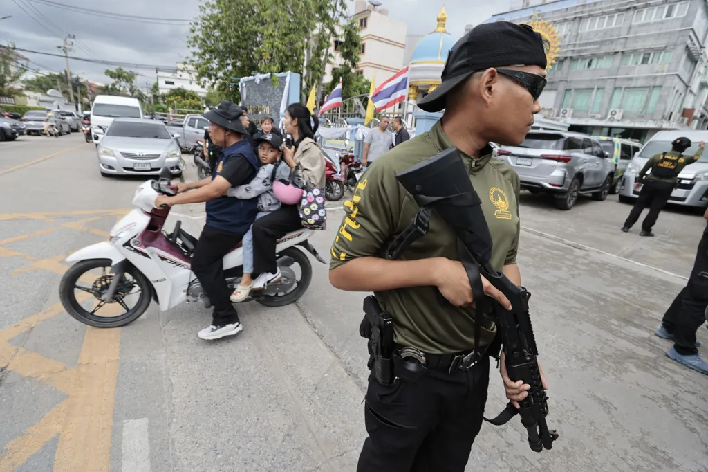 泰國曼谷郊區、暖武里府南部的邦格雷區一所中學發生槍擊案，少年槍手射殺至少5名師生。（美聯社）