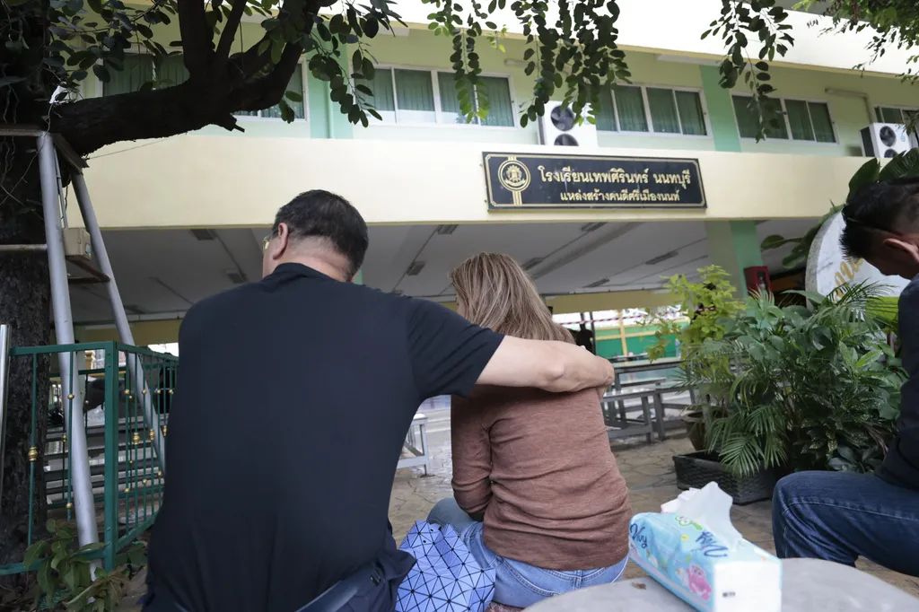 泰國曼谷郊區、暖武里府南部的邦格雷區一所中學發生槍擊案，少年槍手射殺至少5名師生。（美聯社）