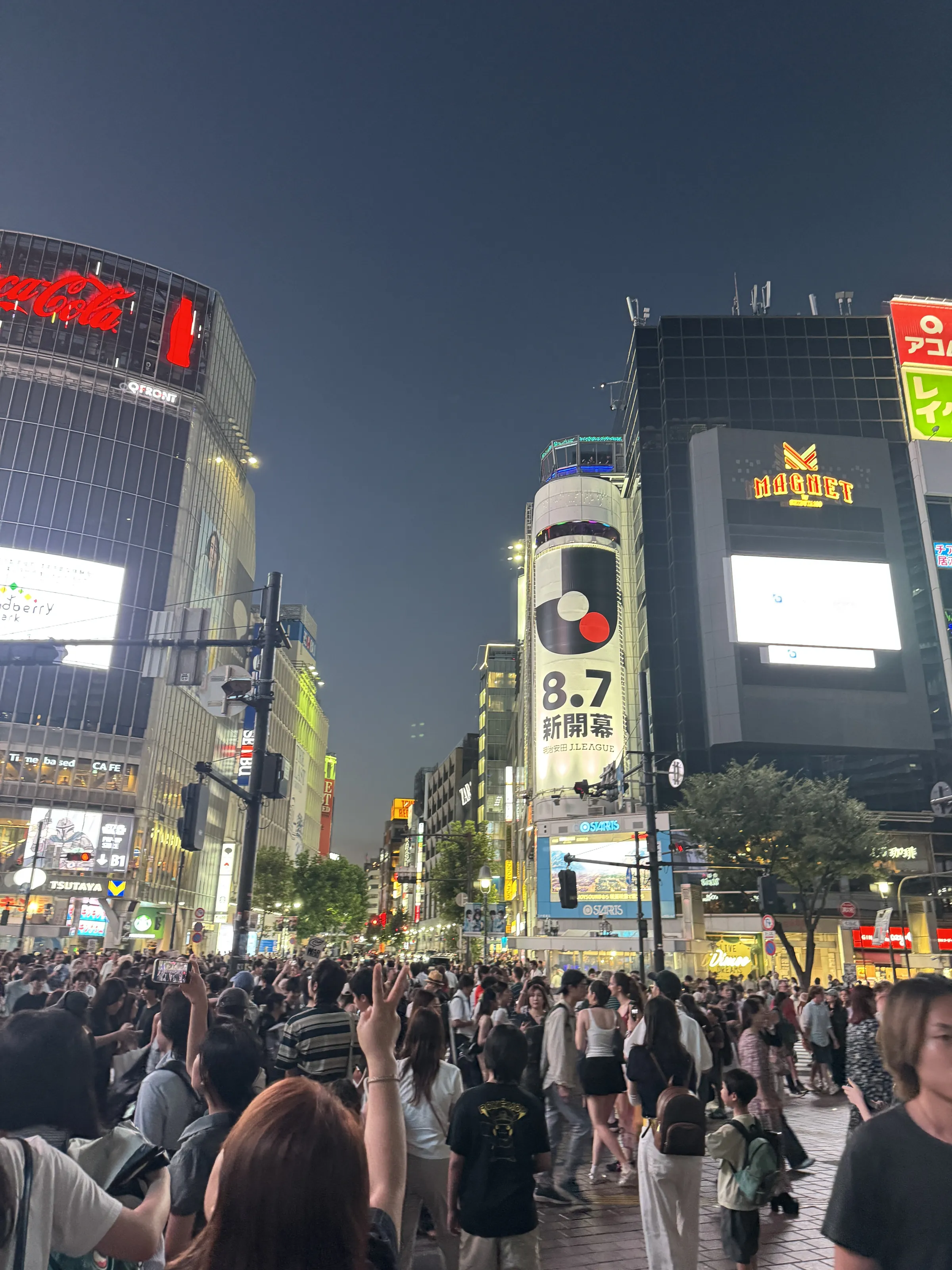 Ｊリーグは8月7日の2026/27シーズン開幕に合わせ、渋谷での大規模交通広告やポケモン30周年タイアップを通じ、エコバッグ配布やコラボグッズ販売、ポケモンGOイベントなど全国60クラブで大規模なプロモーションを展開している。黃信維