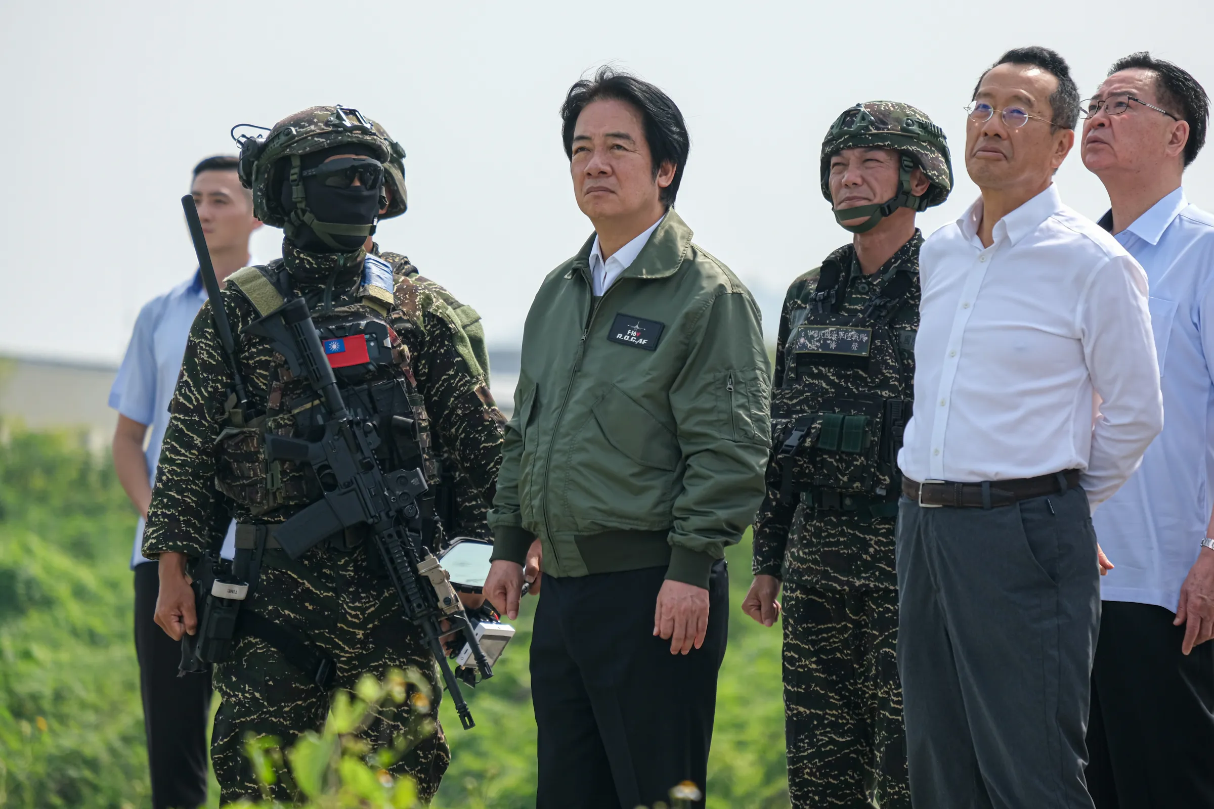 20260808-海軍「漢光42號演習實兵演練」媒體邀訪活動於8日進行，圖為總統賴清德（中）、國防部長顧立雄（右二）、國安會秘書長吳釗燮（右）聽取官兵講解任務的情形。（劉偉宏攝）