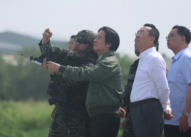 賴總統桃子園海灘視察近岸防禦 總統賴清德（右3）8日上午赴海軍左營基地視導漢光42號演習「濱海打擊及近岸防禦」課目，在桃子園海灘實施「近岸防禦」，海軍陸戰隊操演指揮官向賴總統簡報。右2為國防部長顧立雄，右1為國安會秘書長吳釗燮。中央社記者張新偉攝 115年8月8日