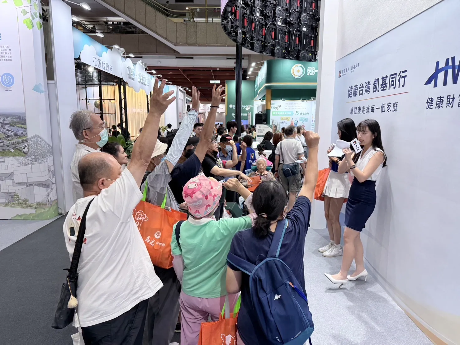 凱基人壽參舉辦有獎徵答活動，吸引大批民眾熱情搶答，現場氣氛熱絡。（圖/凱基人壽提供）