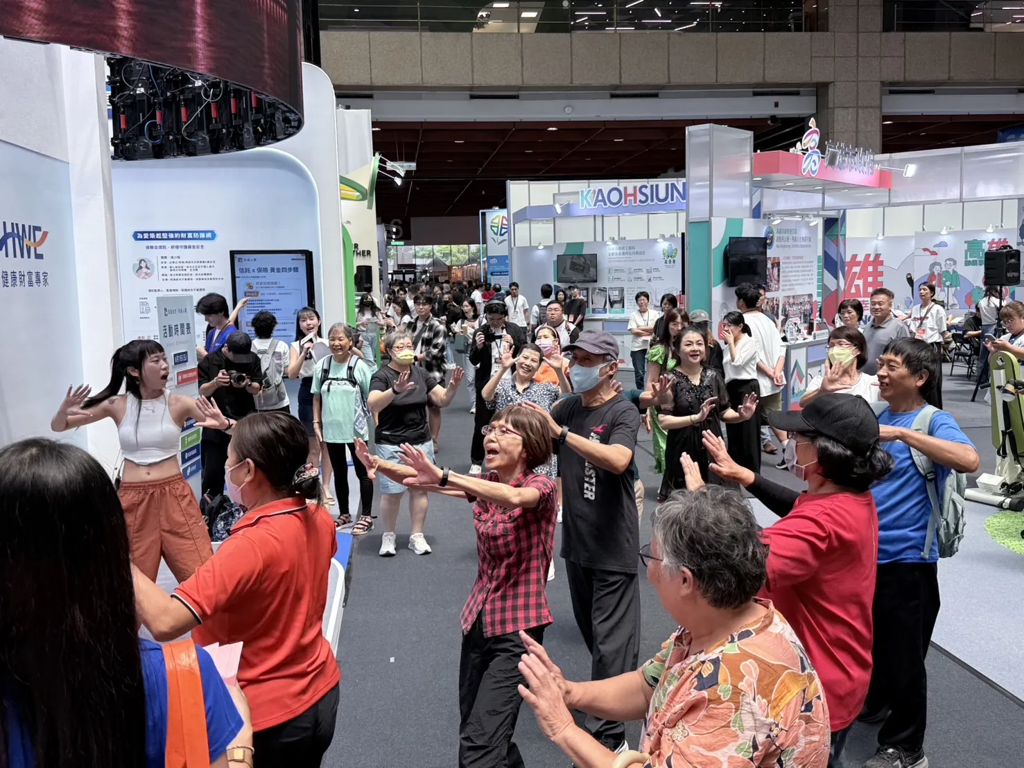 響應「健康台灣」理念，凱基人壽舉辦健康有氧派對，民眾熱情參與、一起動起來。（圖/凱基人壽提供）