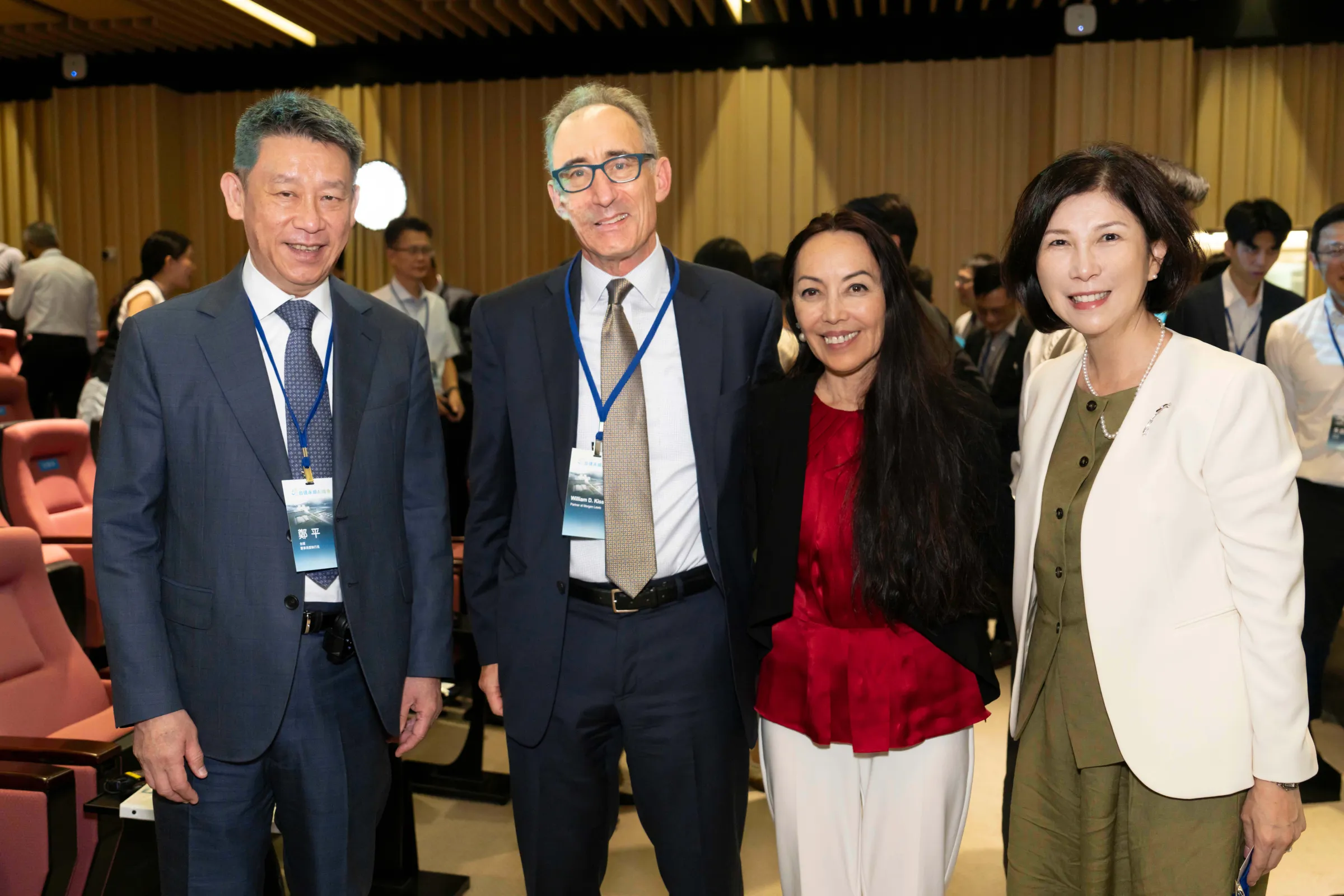 台達電董事長暨執行長鄭平（左1）、William Kissinger(左2）、台達電品牌長郭珊珊（右1)。（台達電提供）.jpg