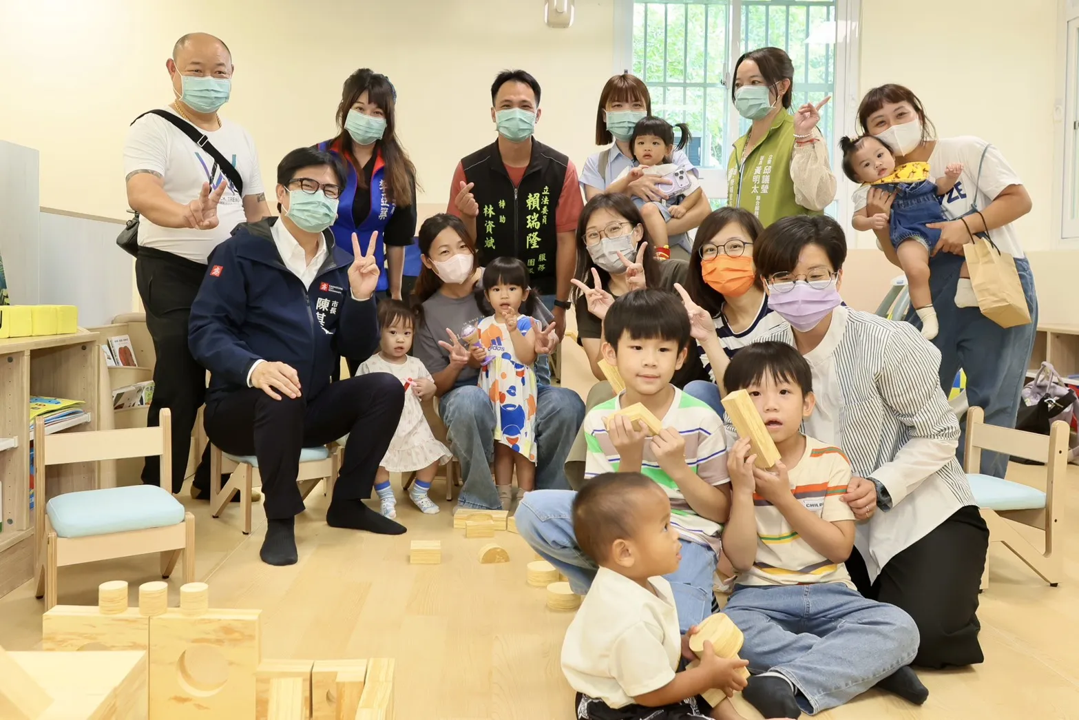 陳其邁市長參觀公托托育空間，並與家長及幼童互動。（圖/高市社會局提供）