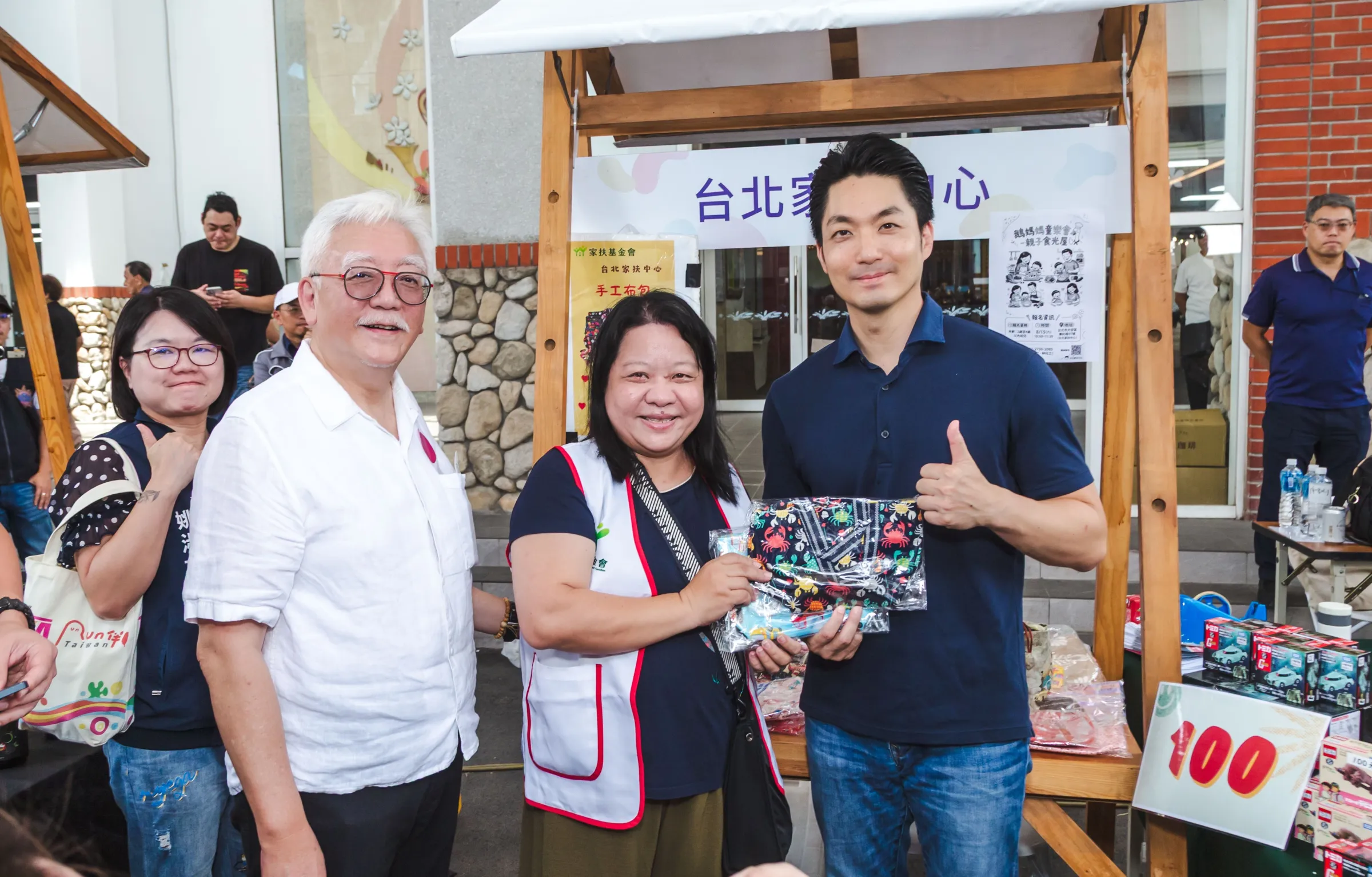 IEAT副理事長林宏銘陪同台北市長蔣萬安走訪台北家扶中心攤位，關心社福服務並為工作人員加油。（圖／IEAT提供）