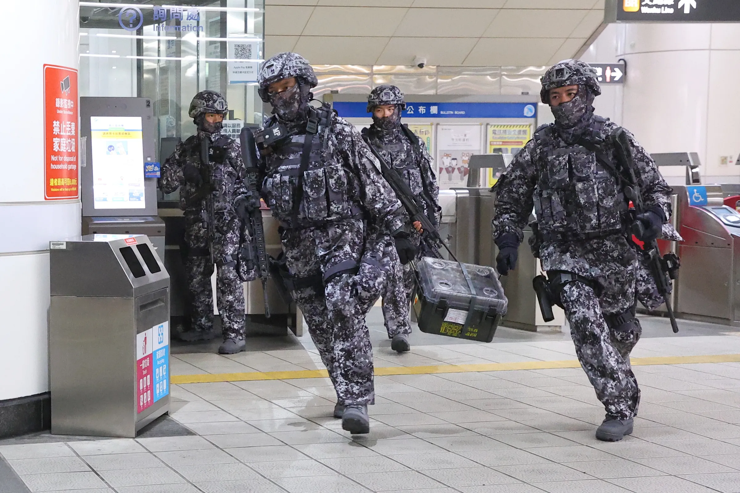 20260809-國軍「漢光42號」演習實兵演練，憲兵202指揮部身著城市迷彩搭乘台北捷運進行物資運送。（顏麟宇攝）