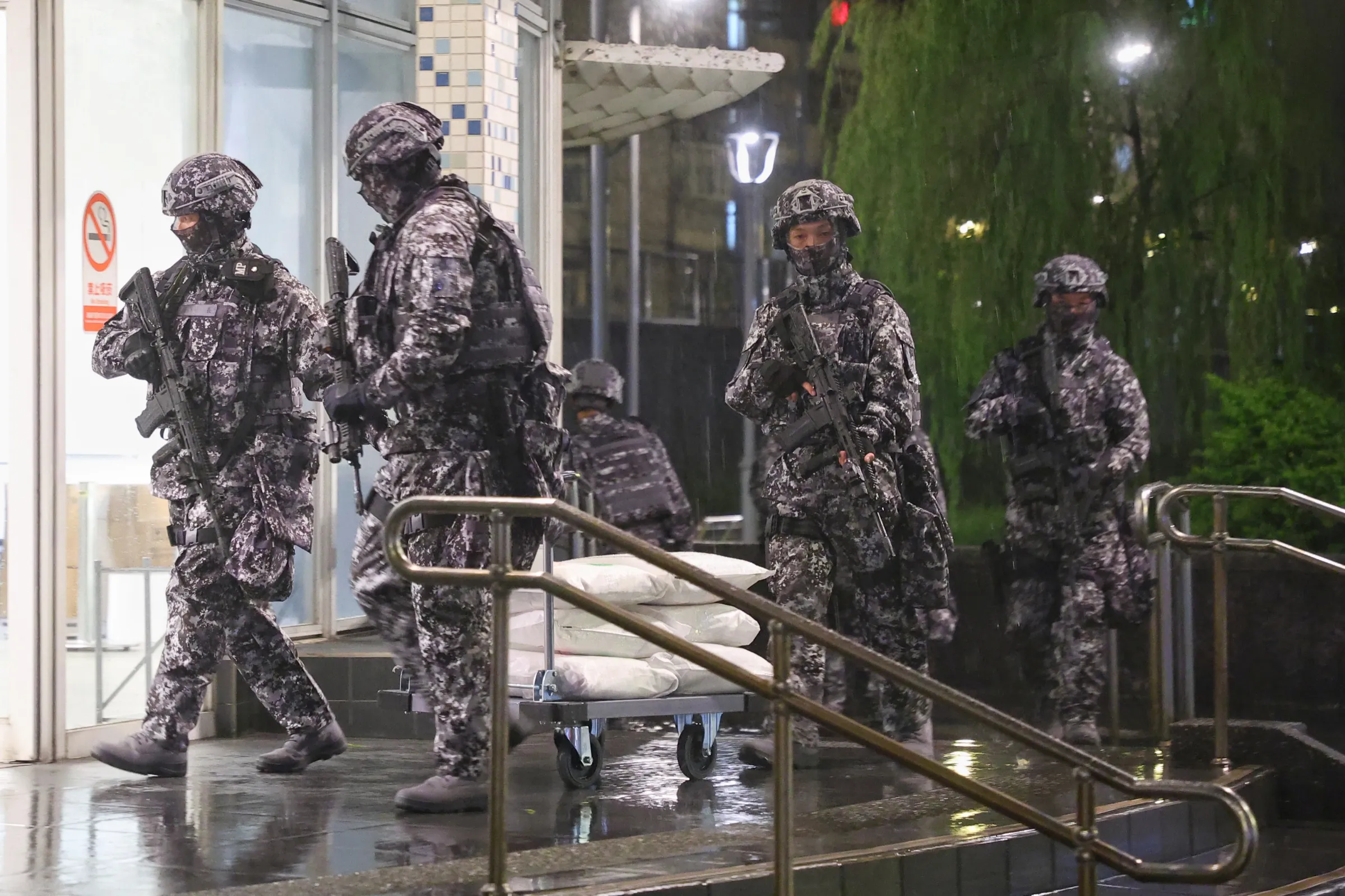 20260809-國軍「漢光42號」演習實兵演練，憲兵202指揮部身著城市迷彩搭乘台北捷運進行物資運送。（顏麟宇攝）
