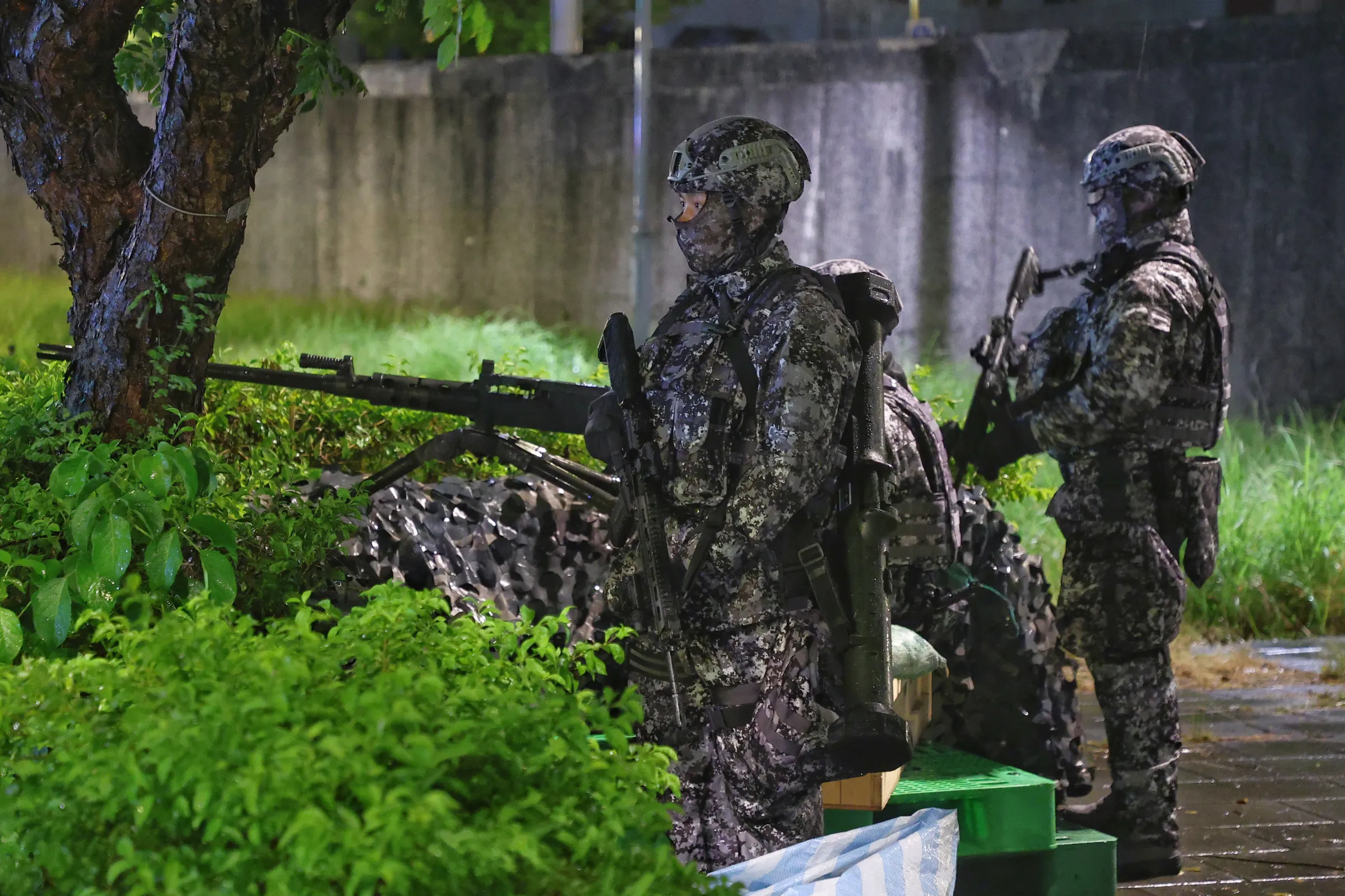 20260809-國軍「漢光42號」演習實兵演練，憲兵202指揮部身著城市迷彩搭乘台北捷運進行物資運送。（顏麟宇攝）