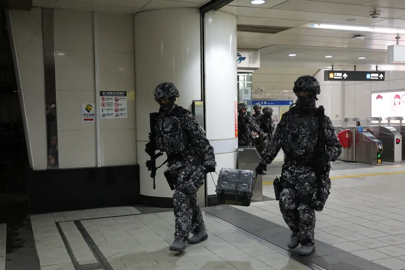 漢光演習運用北捷 補給運送（1） 國軍「漢光42號演習」實兵演練持續進行，憲兵202指揮部「兵力、物資快速運用」9日凌晨於台北捷運進行操演，兵力運用台北捷運將補給運送至戰術位置。中央社記者翁睿坤攝 115年8月9日