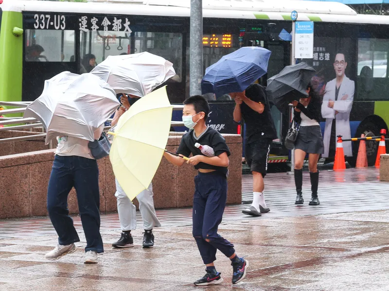 薔琵颱風23日白天至晚間最接近台灣，外出務必留意強陣風。（示意圖／中央社）