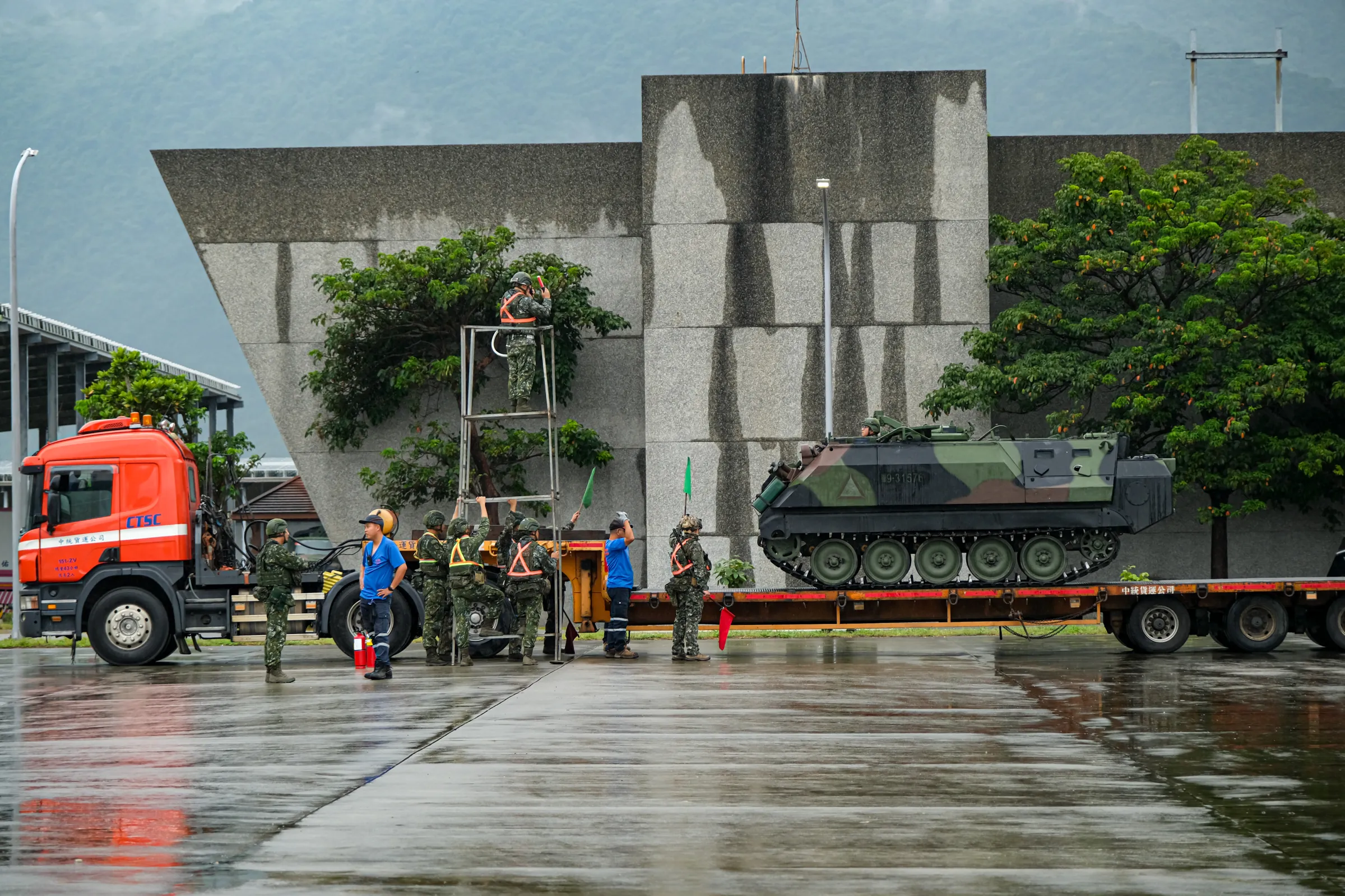 20260809-漢光42演習9日進行，第二作戰區首度透過民間板車進行跨區增援，讓兵力快速投送到北部地區，圖為CM21裝甲人員運輸車。（劉偉宏攝）