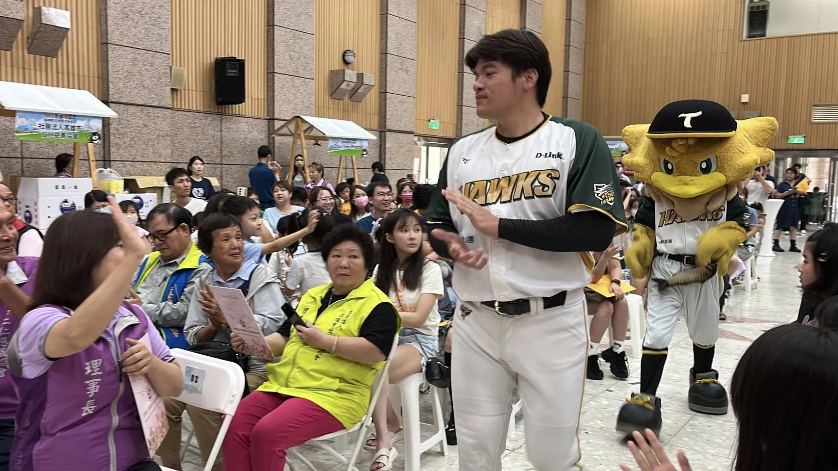 台鋼雄鷹棒球隊球員張肇元出席頒獎典禮，4,599幅反毒畫作競賽，特優學童將為台鋼雄鷹開球」。（圖/高市毒防局提供）