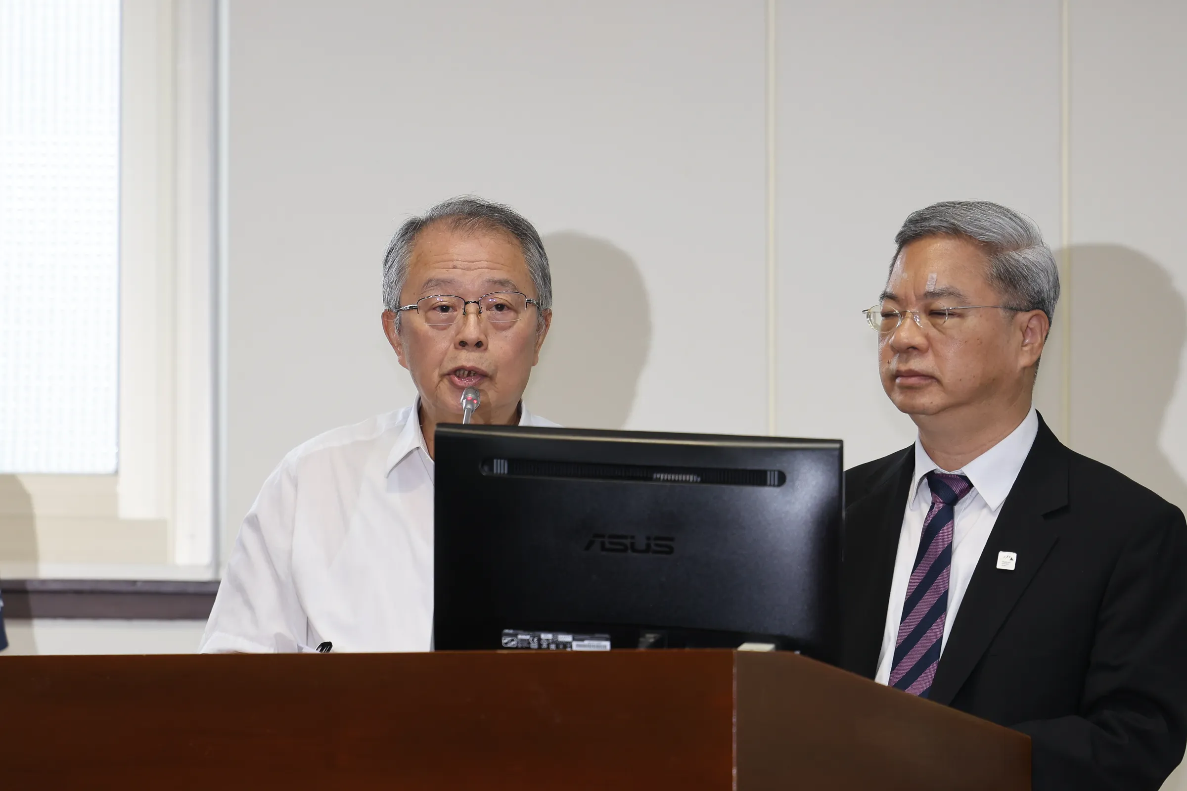 20260810-立法院經濟委員會，台糖副總經理蔡東霖與經濟部長龔明鑫。（陳品佑攝）