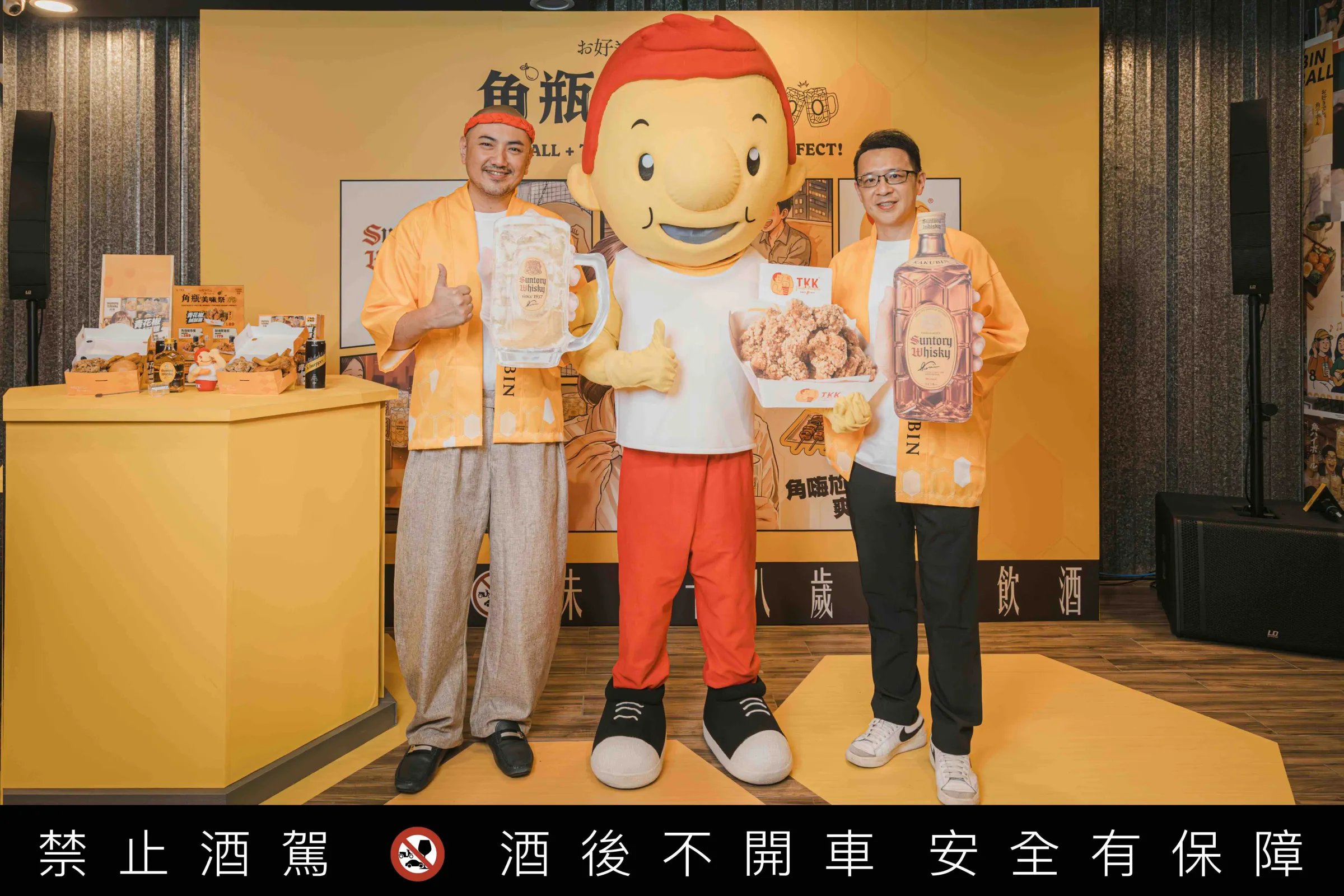 角瓶KAKUBIN X 頂呱呱 聯手推出期間限定聯名套餐 左起三得利品牌大使Johnny、頂呱呱阿勇 、台灣三得利全球烈酒股份有限公司總經理顧令德。