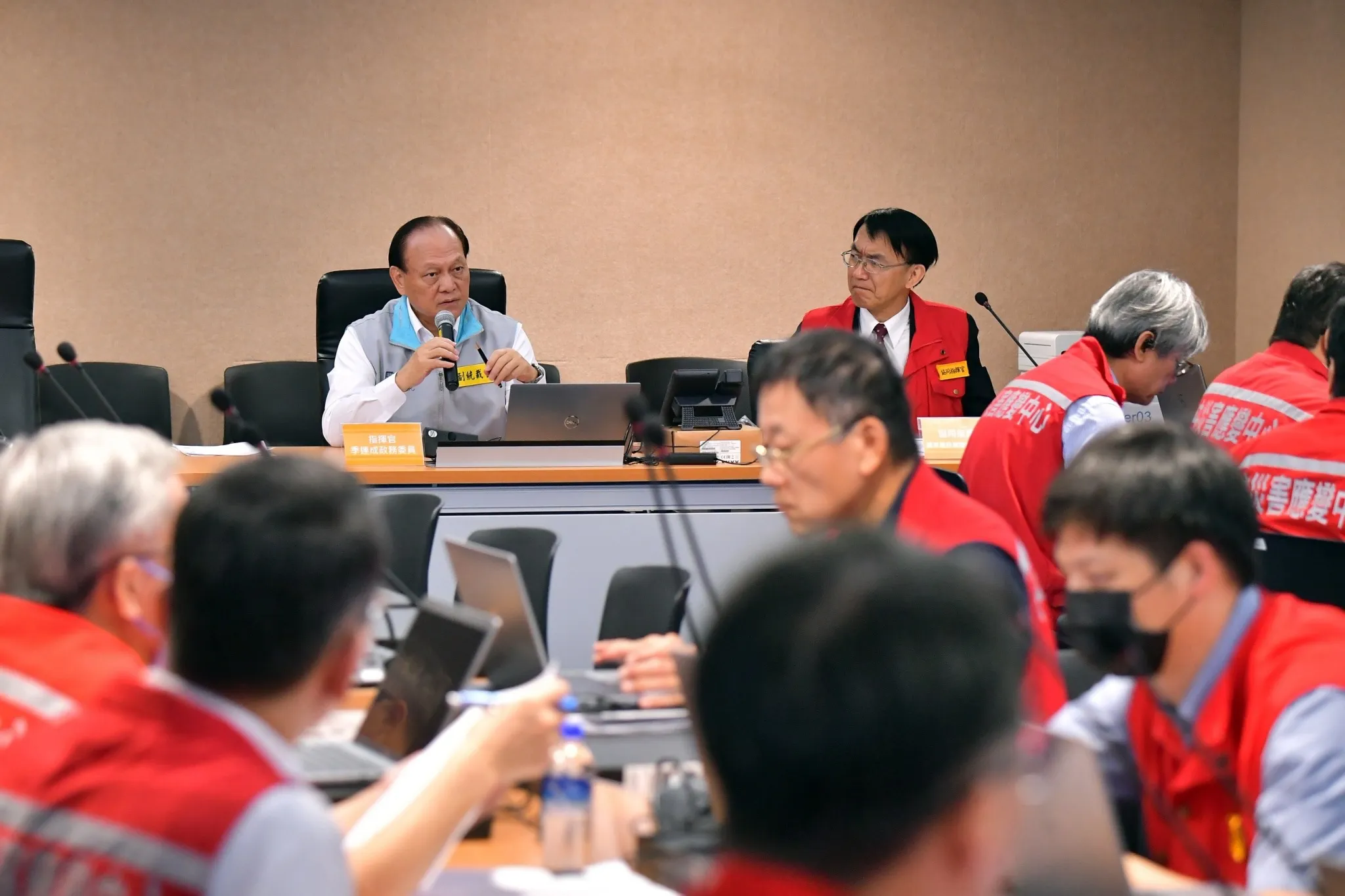 20260810-2026城鎮韌性演習首次辦理行動網路降速演練，行政院啟動跨部會應變中心，政務委員季連成擔任指揮官。（行政院提供）