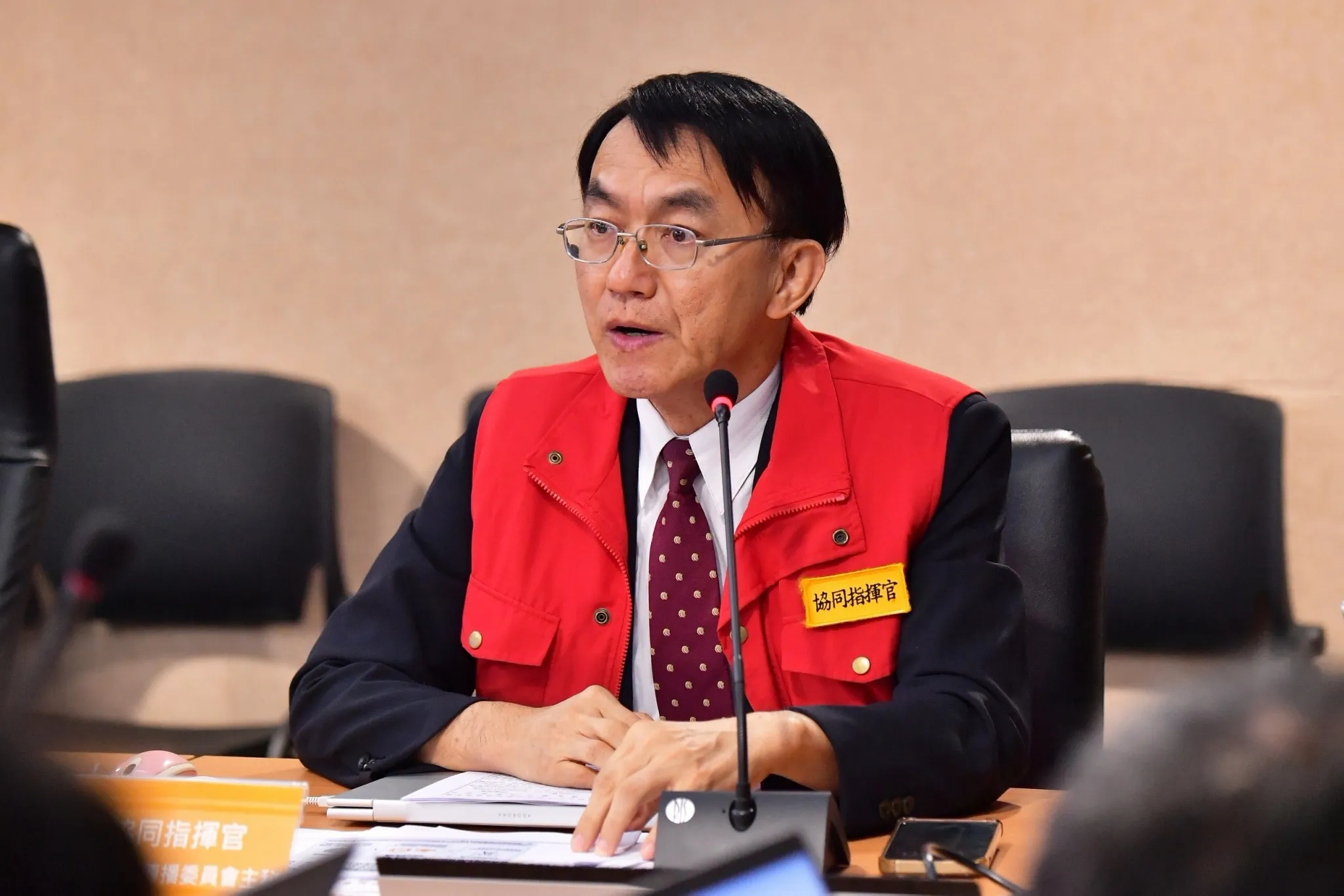 20260810-2026城鎮韌性演習首次辦理行動網路降速演練，行政院啟動跨部會應變中心，NCC主秘溫俊瑜擔任協同指指揮官。（行政院提供）