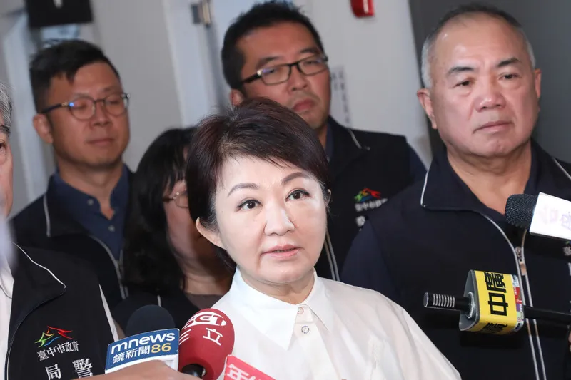 城鎮韌性演習首度行動網路降速　盧秀燕受訪 2026年城鎮韌性演習首度納入行動網路降速演練，中部地區10日下午2時30分至3時實施，台中市長盧秀燕（前中）上午受訪，呼籲民眾演習時間若遇緊急狀況，請用電話通報。中央社記者趙麗妍攝115年8月10日