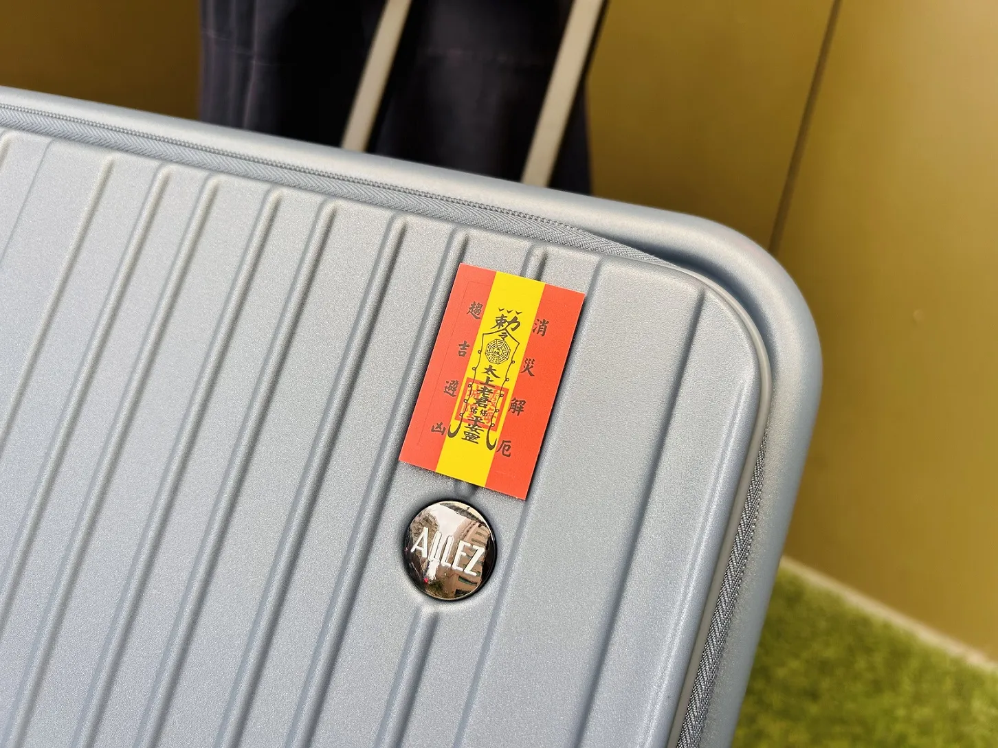 平安符貼紙可張貼於行李箱或手機背面，將平安和祝福融入旅行、居家等生活情境（圖／486先生提供）
