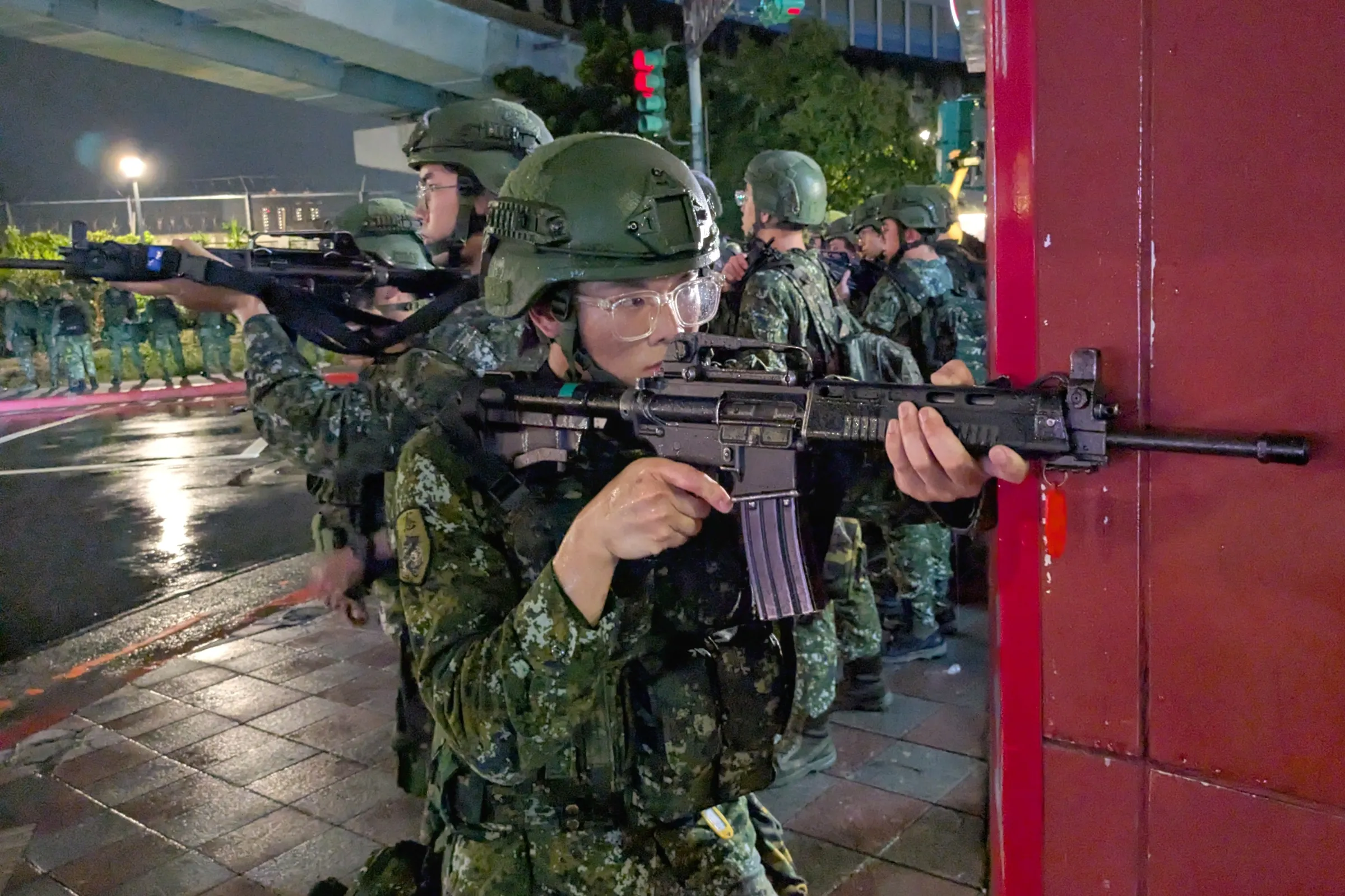 20260810-國軍「漢光42號」演習實兵演練，憲兵後備旅於台北市復興北路地下道進行松山機場中層防護。（顏麟宇攝） 