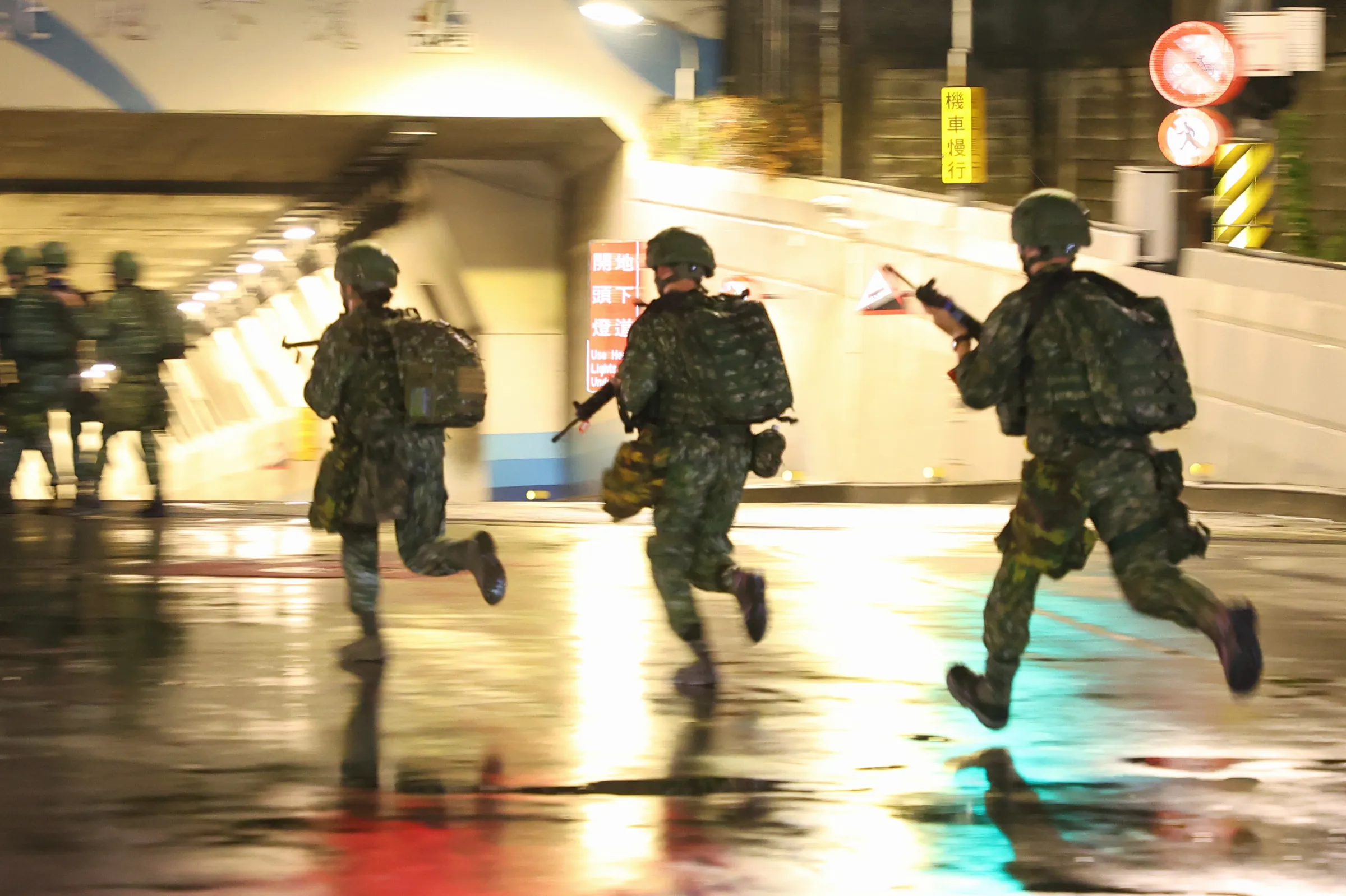 20260810-國軍「漢光42號」演習實兵演練，憲兵後備旅於台北市復興北路地下道進行松山機場中層防護。（顏麟宇攝） 