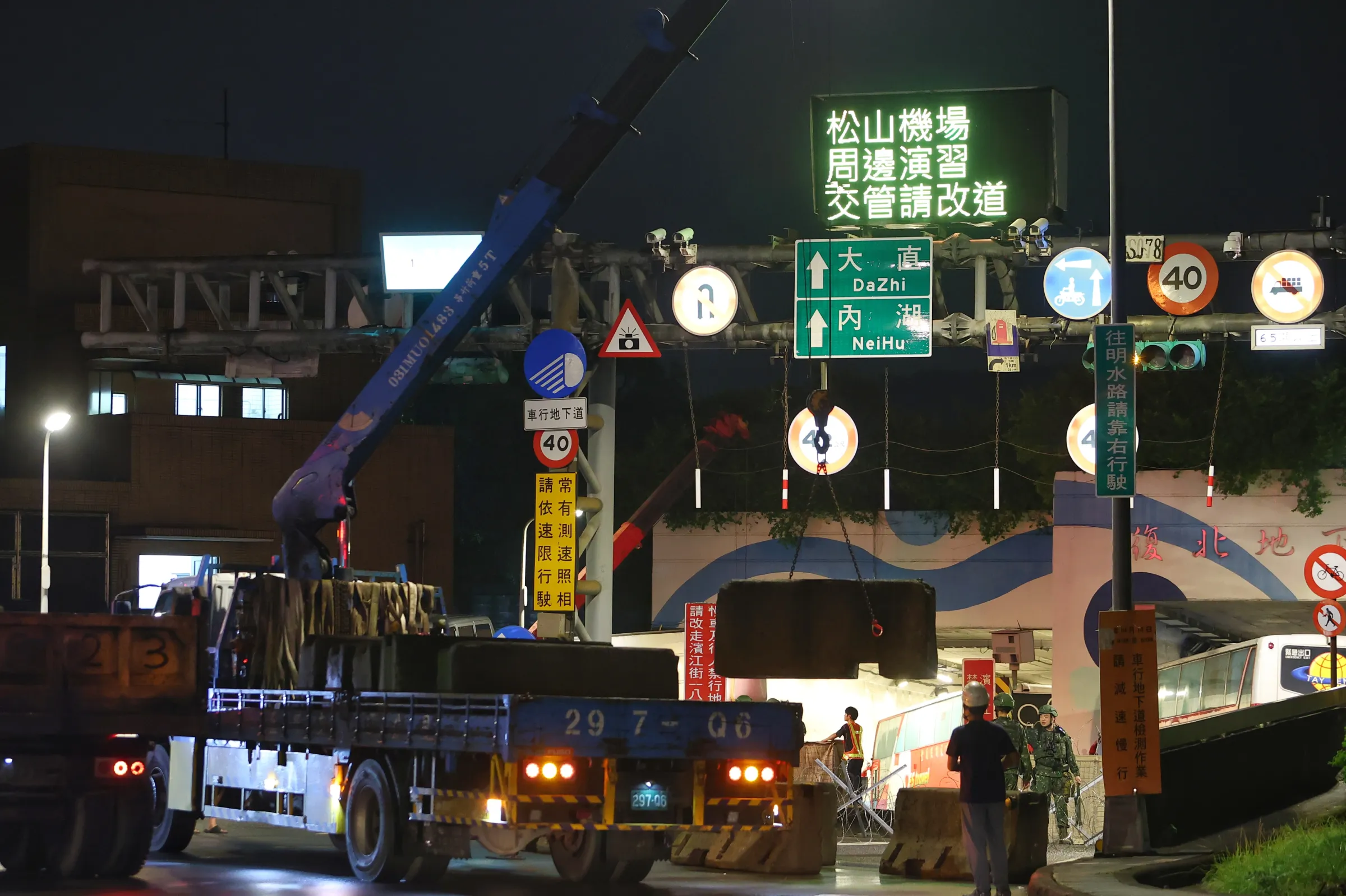 20260810-國軍「漢光42號」演習實兵演練，憲兵後備旅於台北市復興北路地下道進行松山機場中層防護。（顏麟宇攝） 