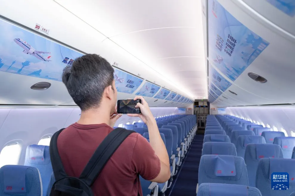 C919由中國商用飛機公司研製，基本型全經濟級佈局為168座，混合級佈局為158座，定位瞄準空中巴士A320、波音737。（新華社）