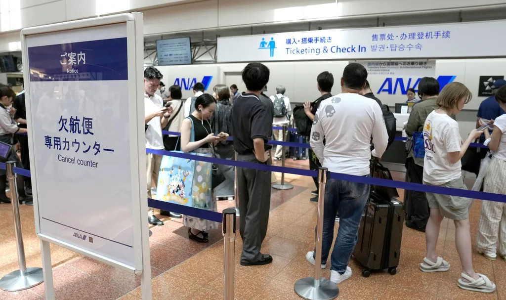日本東京羽田機場的全日空航空櫃台。（美聯社）