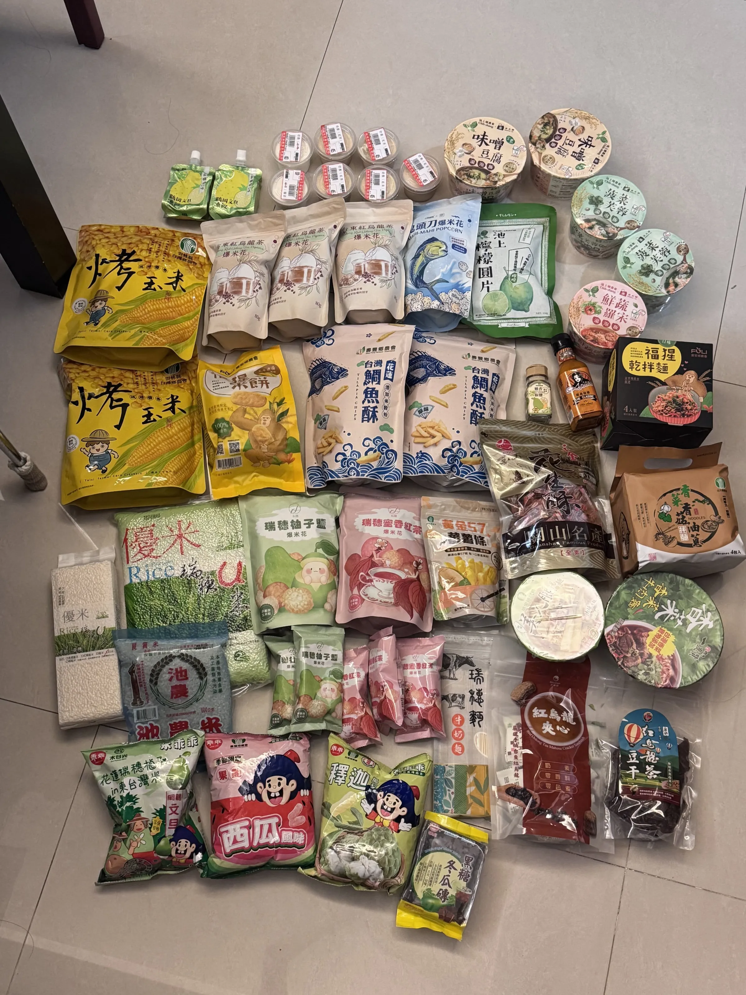 最近有網友分享，去台東旅遊一趟，買了許多農會伴手禮，多到就像出國了一趟，引起討論。（示意圖／取自Threads@vicky10.08）