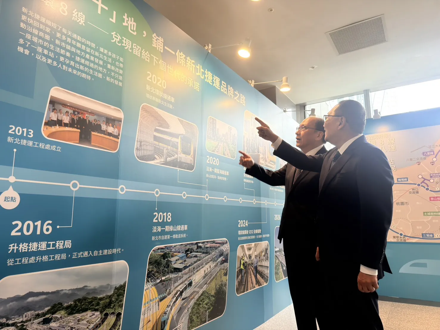 新北市府1樓大廳舉辦《腳踏十地‧永續前行》特展。(圖/新北捷運局)