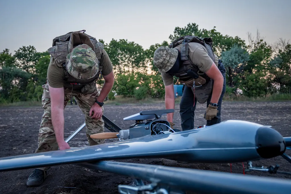 烏克蘭軍人發射長程攻擊無人機。（美聯社）