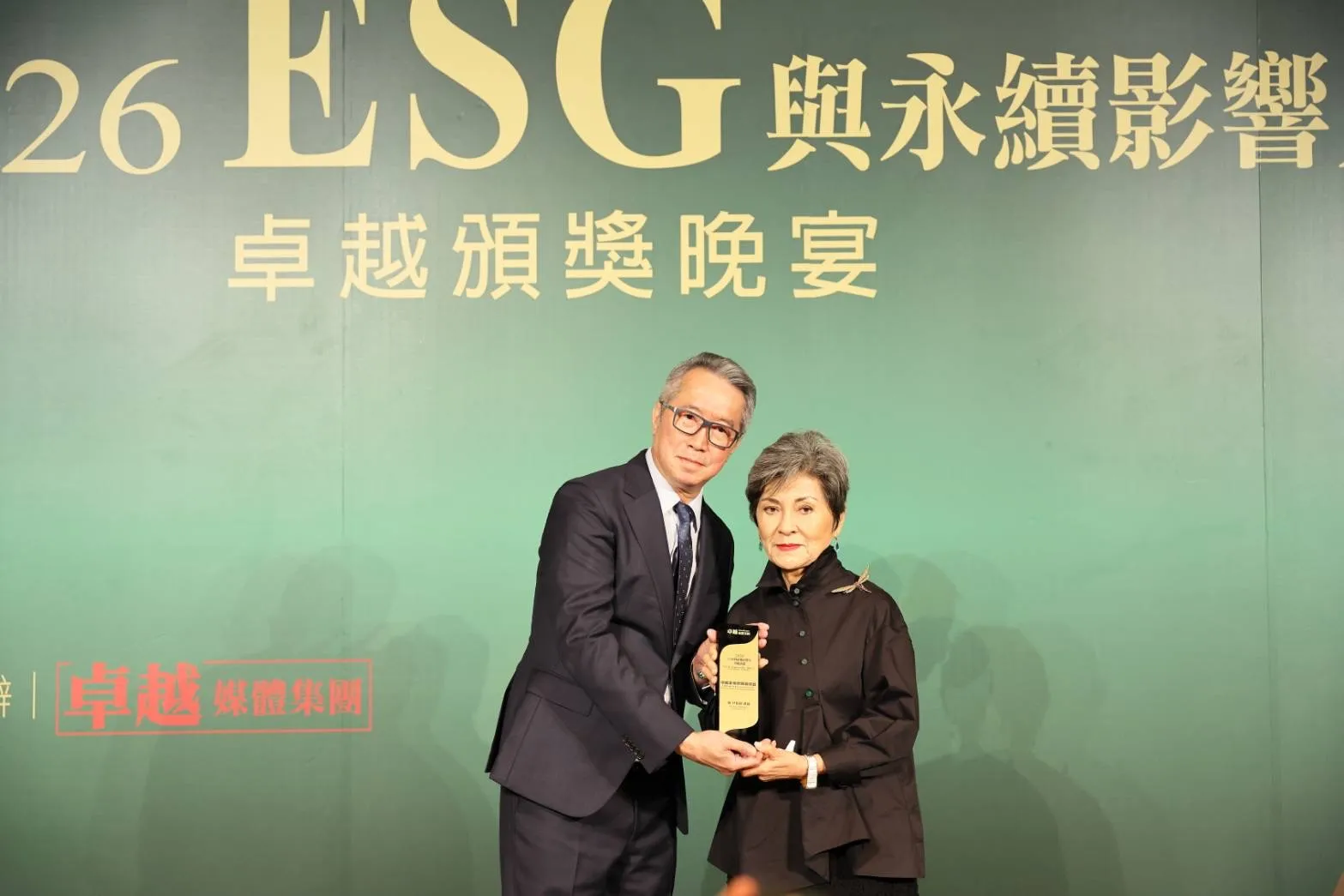 晚宴特別頒授「卓越永續終身貢獻獎」予故尹衍樑總裁，由卓越媒體集團社長徐邦浩親自頒獎，二姐尹衍桓女士代表受獎。（圖/卓越集團提供）