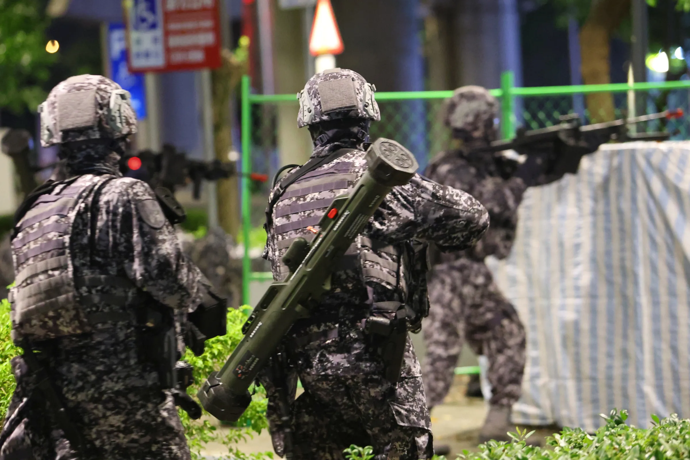 20260812-國軍「漢光42號」演習實兵演練，憲兵202指揮部於南港展覽館外圍進行阻絕。（顏麟宇攝） 