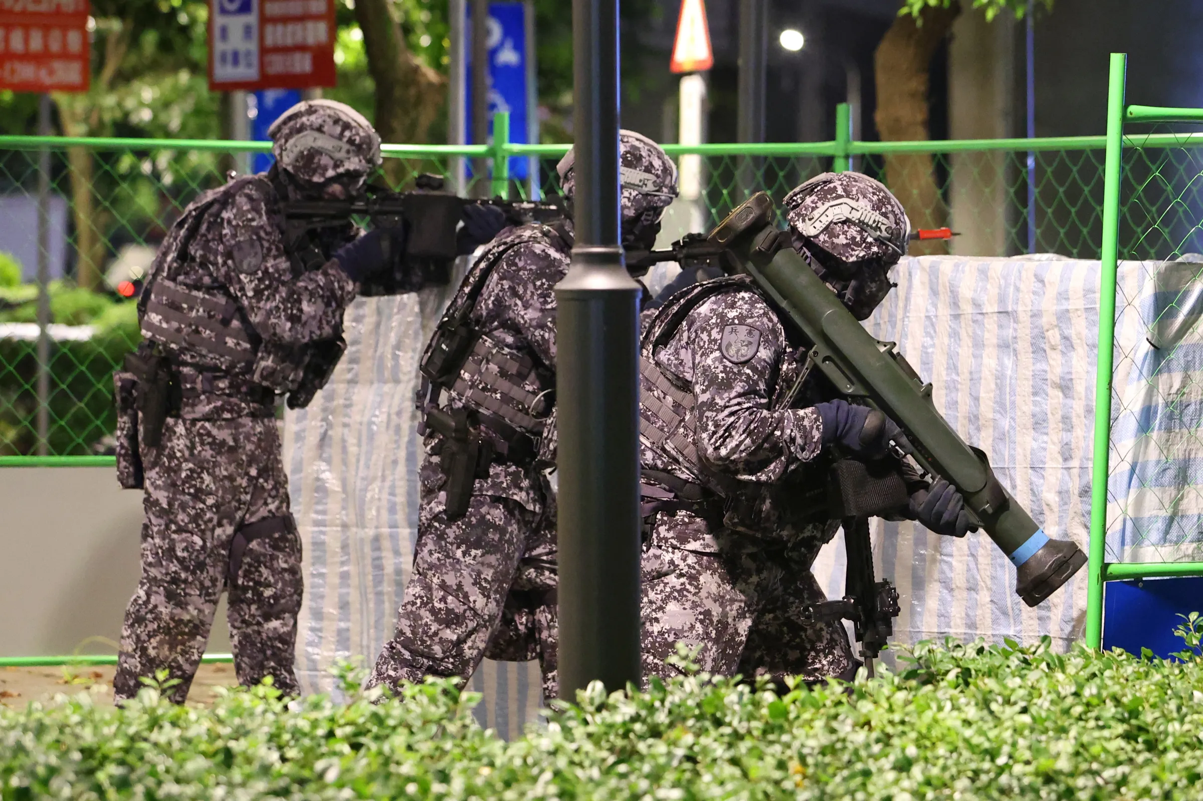 20260812-國軍「漢光42號」演習實兵演練，憲兵202指揮部於南港展覽館外圍進行阻絕。（顏麟宇攝） 