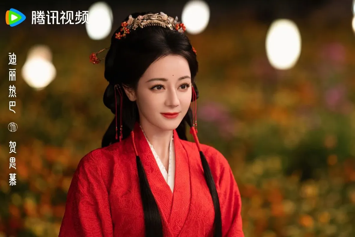 從《周生如故》白鹿、《一念關山》劉詩詩，到《白日提燈》迪麗熱巴都曾因紅衣造型掀起討論，其中《東宮》彭小苒飾演的小楓更成為不少劇迷心中的經典。（圖／取自微博）