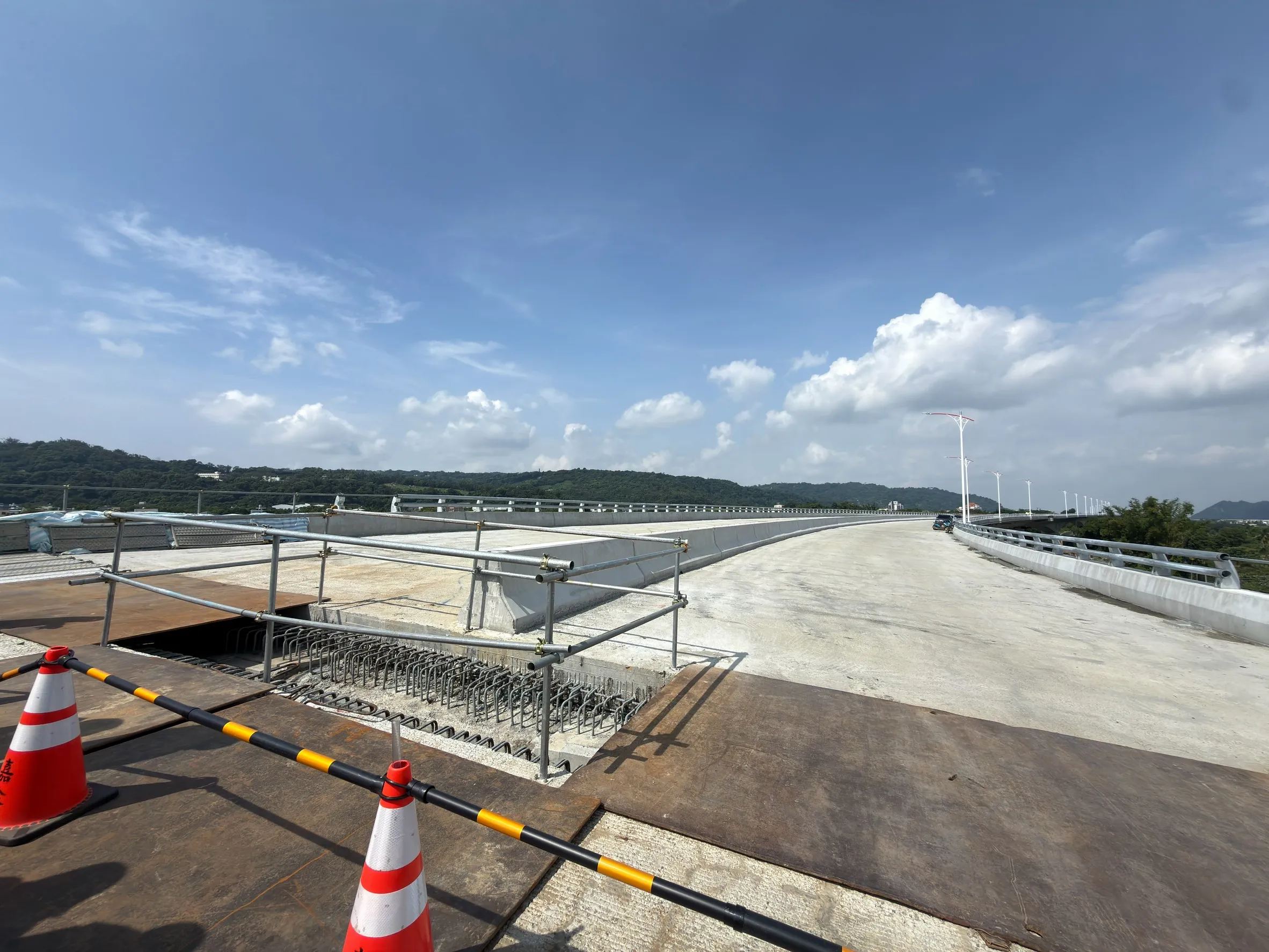 東勢豐原生活圈快速道路，12日舉行第三標工程合龍儀式，預計於今年12月上旬「東勢至石岡段」將正式通車。(圖/江啟臣服務處)