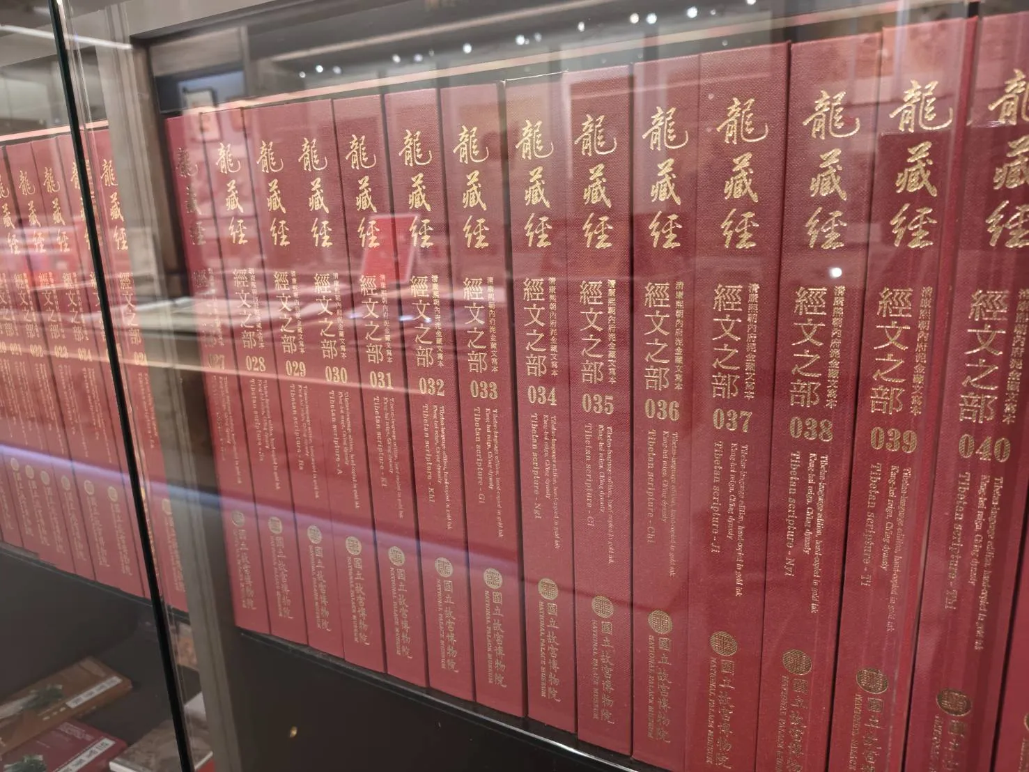 全套龍藏經寫本原價新台幣188萬元，此次在2026文博會七折特價，可省下超過新台幣50萬元。（楊騰凱攝）