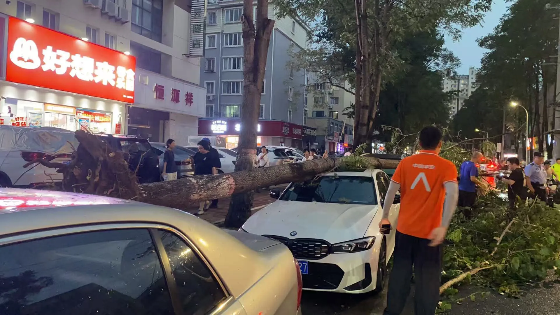 京津冀某處街道遭遇颱風雨後一片狼藉（田暢提供）