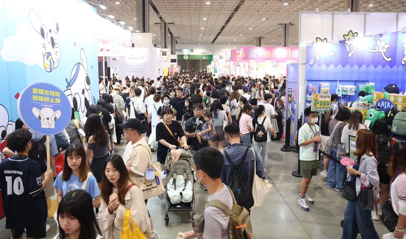 台灣文博會品牌商展最終日人潮多（1） 2026台灣文博會品牌商展12日在南港展覽館最後一天展出，吸引許多民眾把握倒數機會入場參觀。中央社記者張新偉攝115年8月12日
